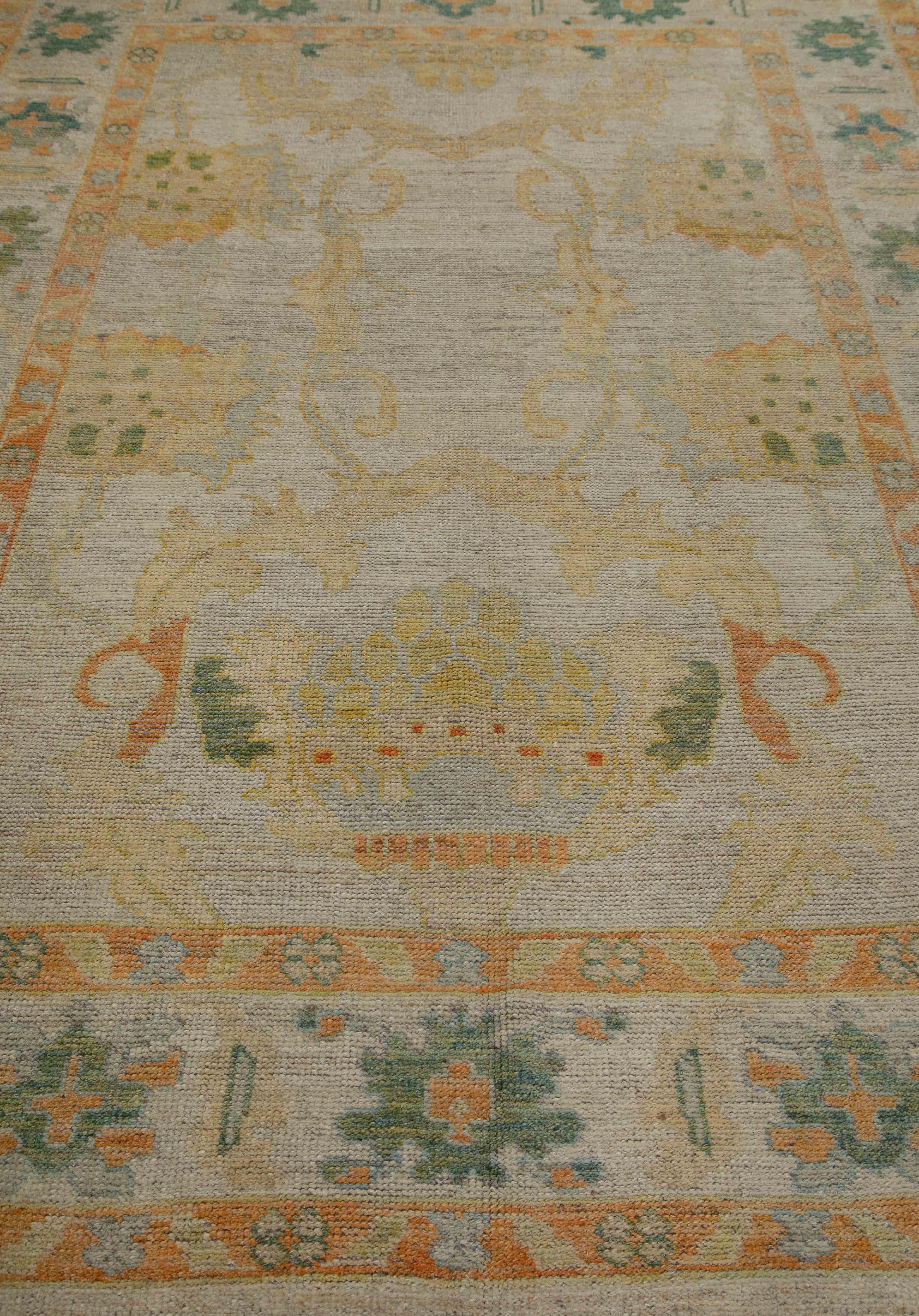 Alfombra turca contemporánea Oushak con diseño floral verde y naranja en Excelente estado para la venta en Dallas, TX