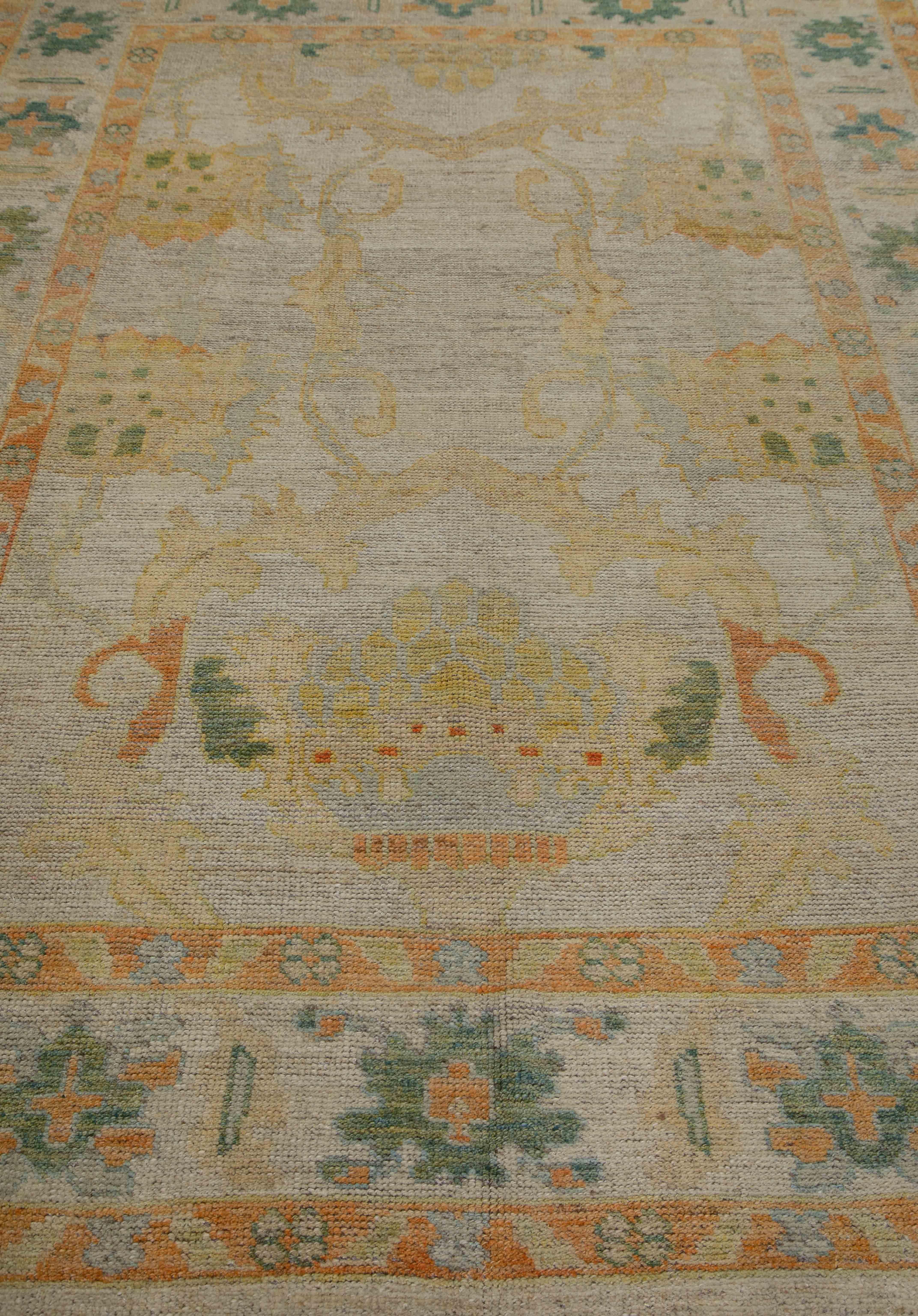 Tapis turc contemporain d'Oushak avec motif floral vert et orange Neuf - En vente à Dallas, TX