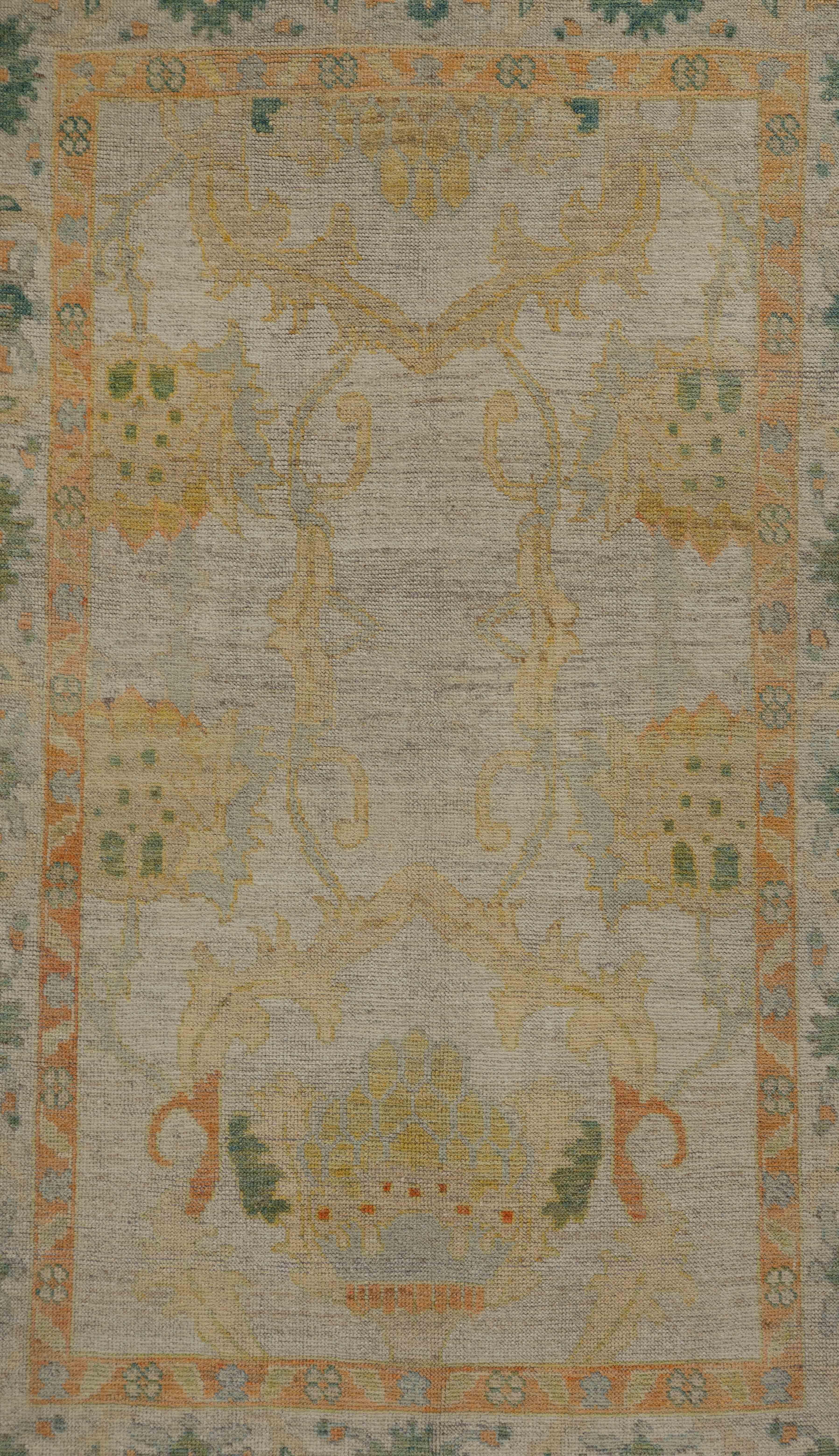 Laine Tapis turc contemporain d'Oushak avec motif floral vert et orange en vente