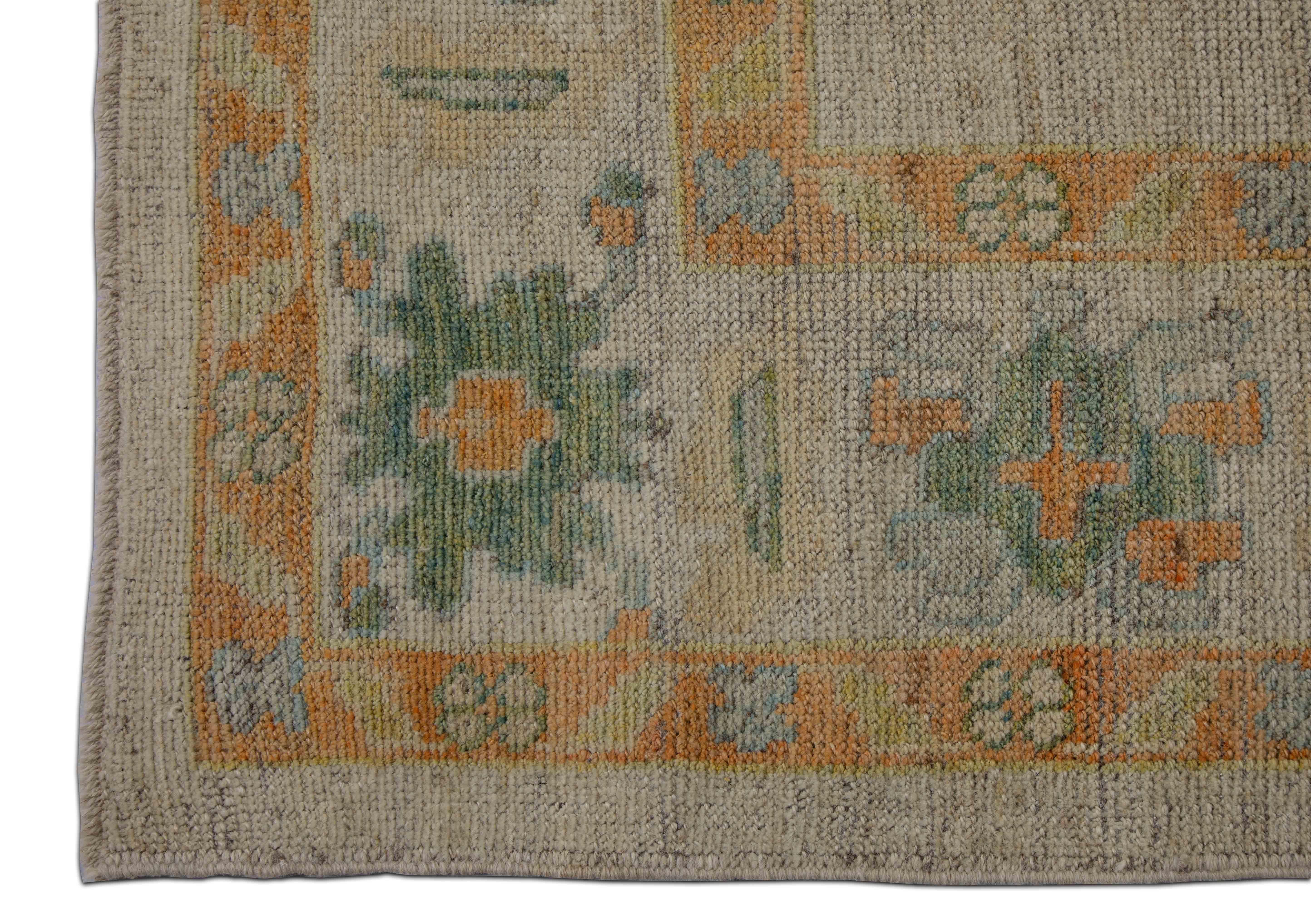 Alfombra turca contemporánea Oushak con diseño floral verde y naranja en venta 1