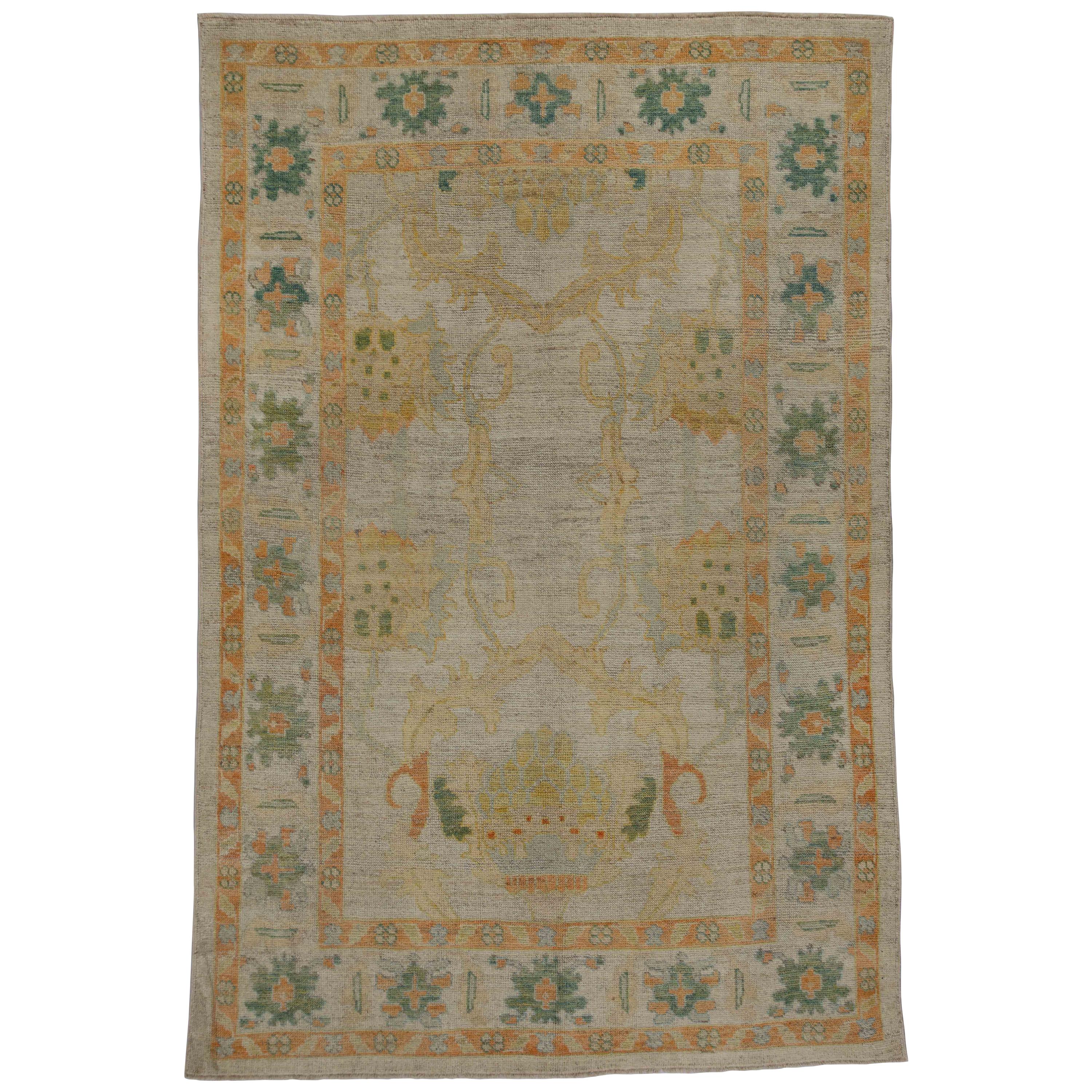 Tapis turc contemporain d'Oushak avec motif floral vert et orange en vente