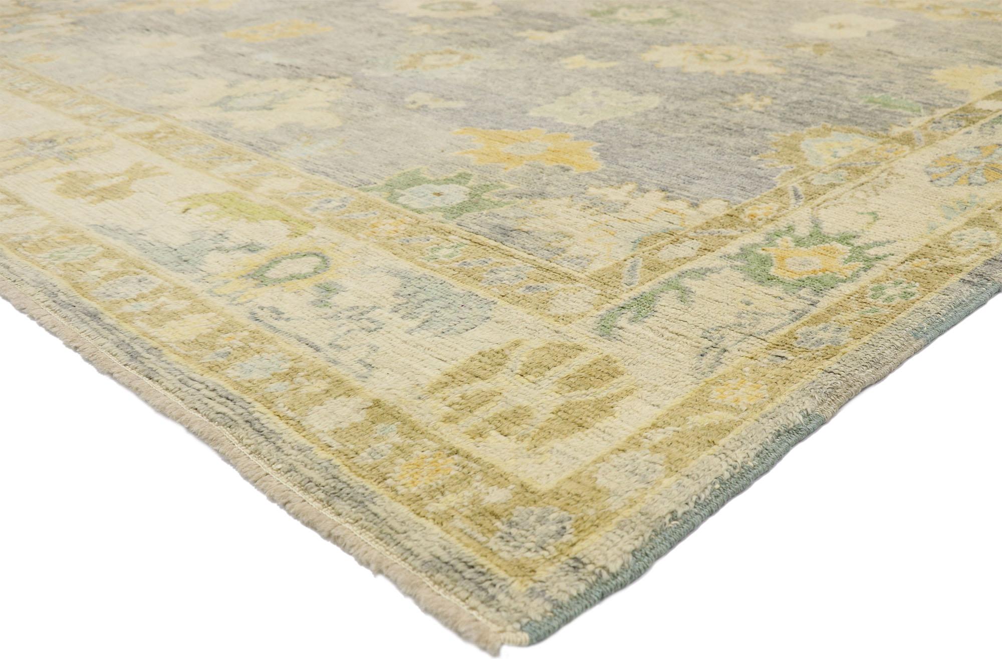 52544, zeitgenössischer türkischer Oushak-Teppich mit Pastellfarben und französischem Transitional-Stil. Dieser neue, farbenfrohe türkische Oushak-Teppich ist sehr stilvoll und doch geschmackvoll lässig. Er zeigt ein geometrisches Allover-Muster,