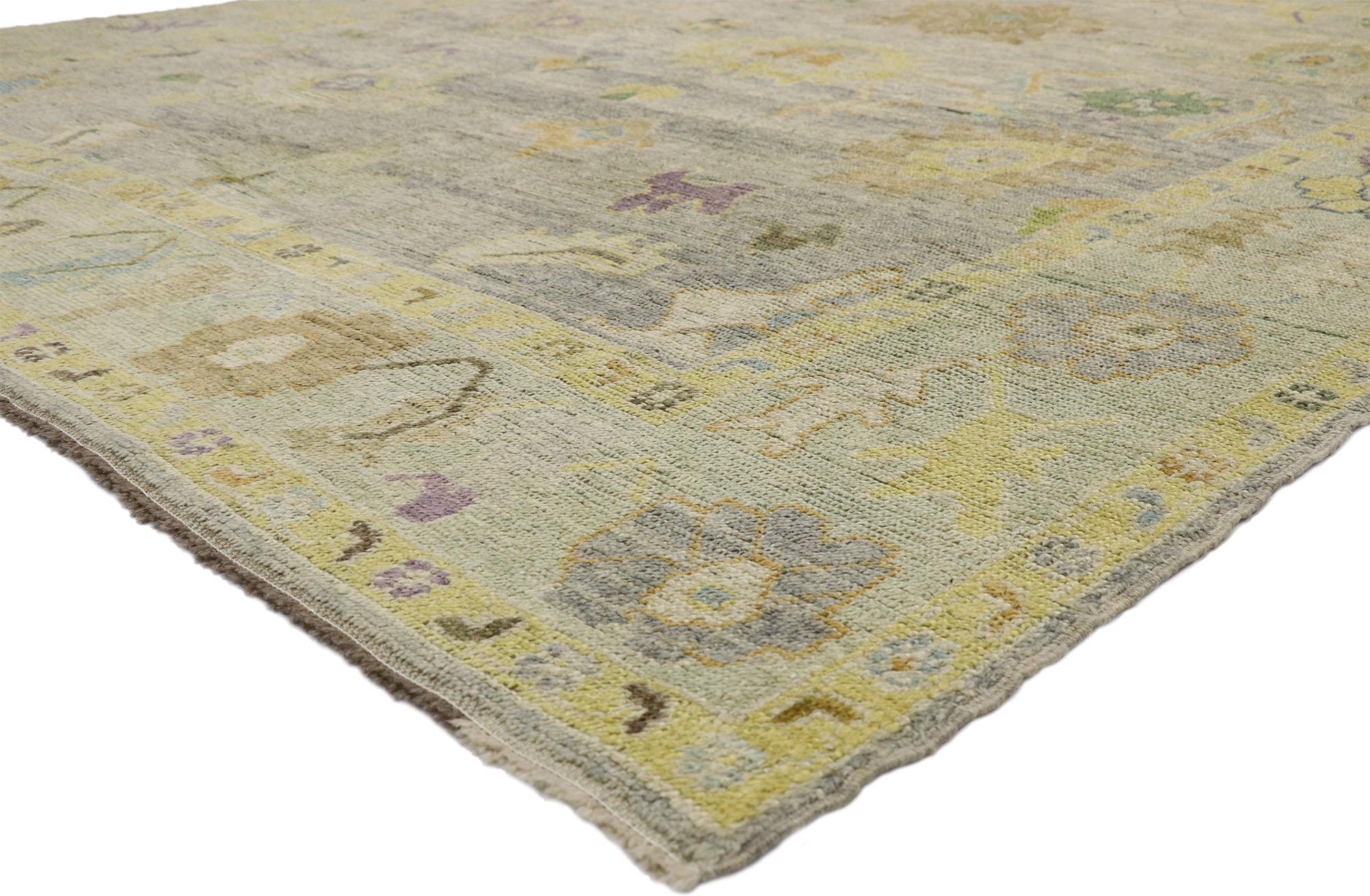 52540, New Contemporary Turkish Oushak Rug with Pastel Colors and French Transitional Style 08'07 x 10'03. Dieser neue, farbenfrohe türkische Oushak-Teppich ist sehr stilvoll und doch geschmackvoll lässig. Er zeigt ein geometrisches Muster, das sich