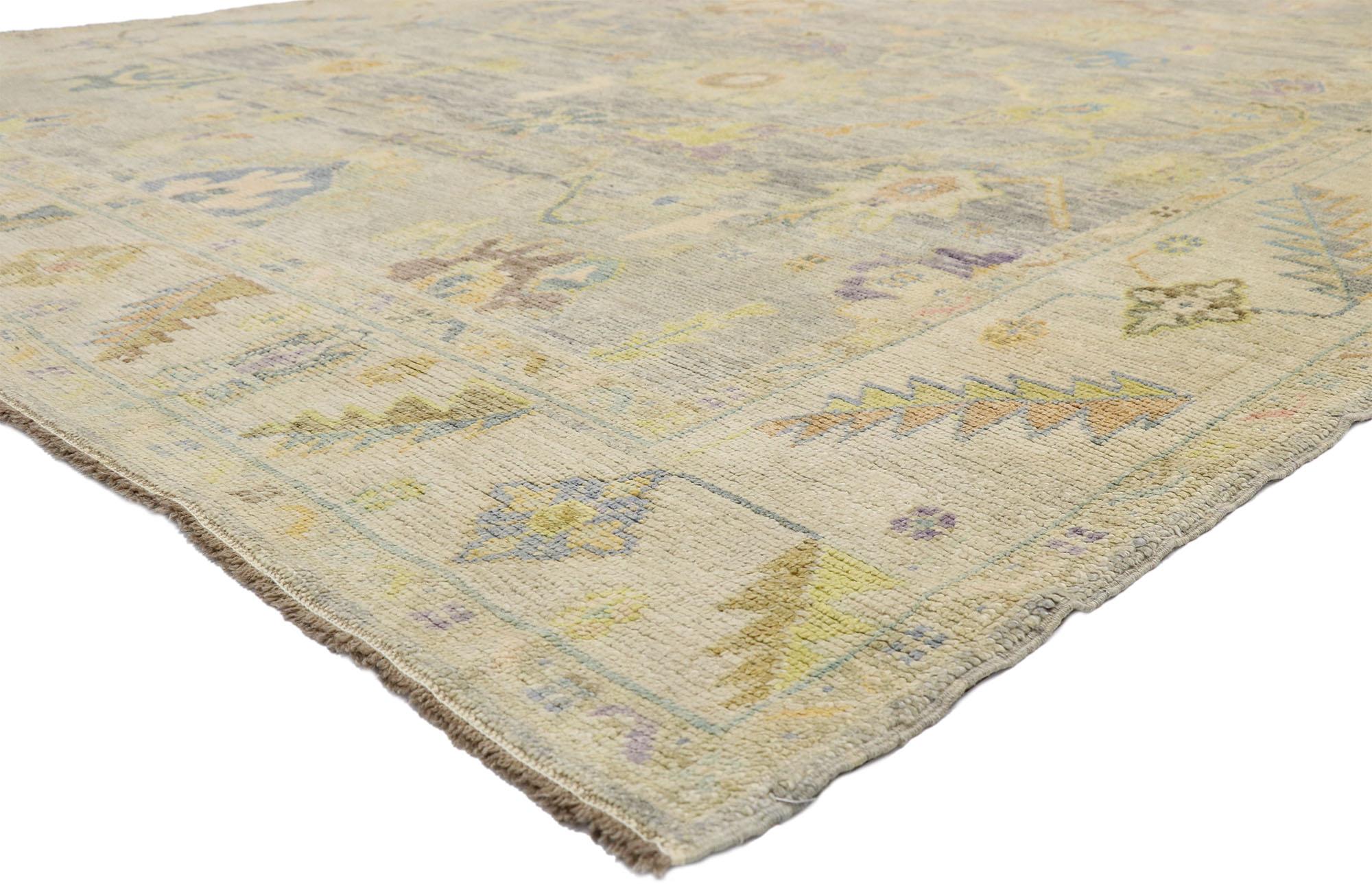 52529, zeitgenössischer türkischer Oushak-Teppich mit Pastellfarben und französischem Transitional-Stil. Dieser neue, farbenfrohe türkische Oushak-Teppich ist sehr stilvoll und doch geschmackvoll lässig. Er zeigt ein geometrisches Allover-Muster,