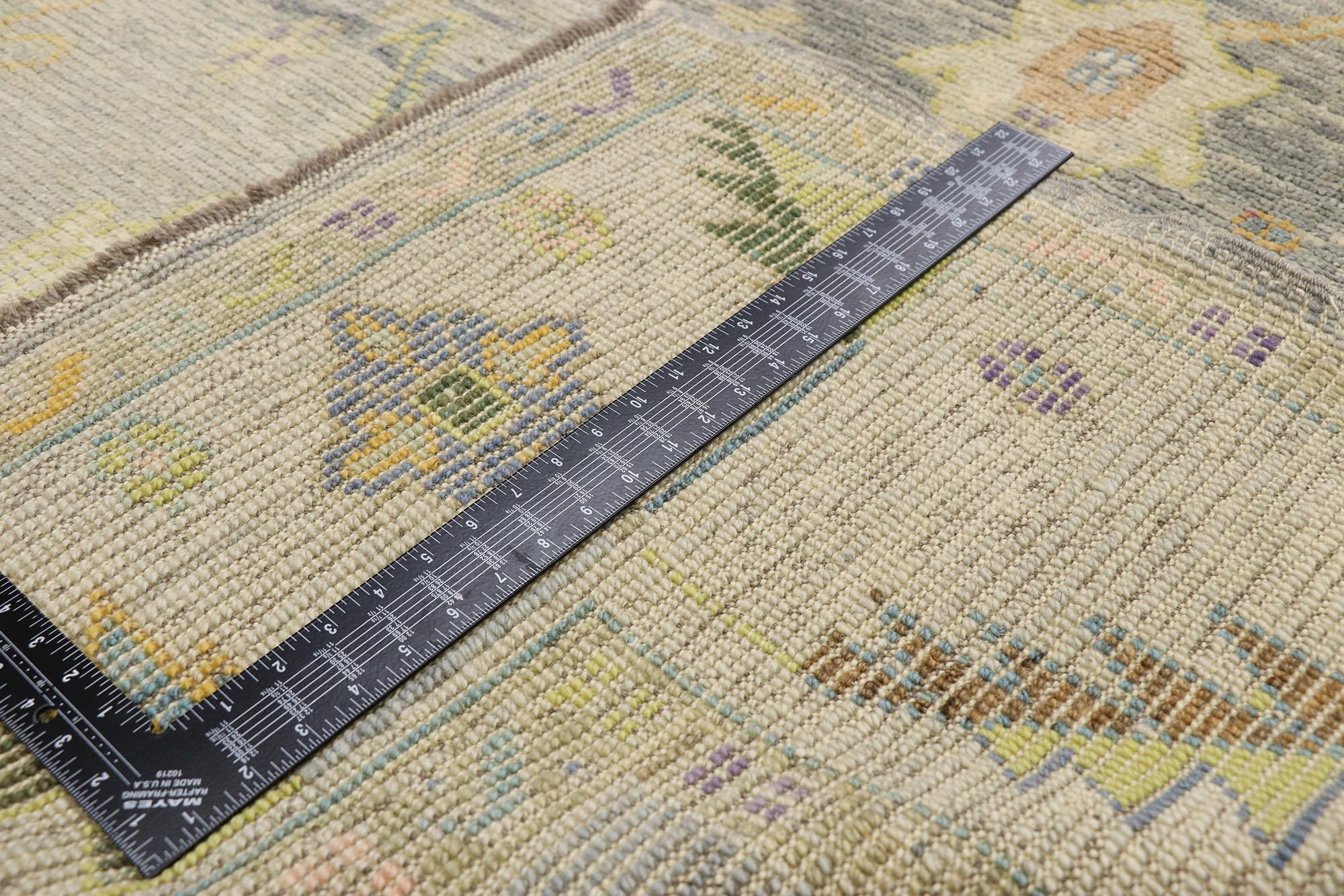 Zeitgenössischer türkischer Oushak-Teppich mit Pastellfarben und französischem Transitional-Stil (Handgeknüpft) im Angebot