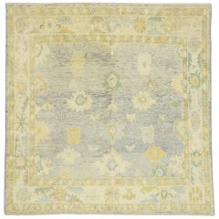 Tapis Oushak turc contemporain aux couleurs pastel et au style transitionnel français