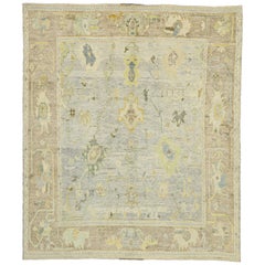 Tapis turc contemporain d'Oushak aux couleurs pastel et de style transitionnel français