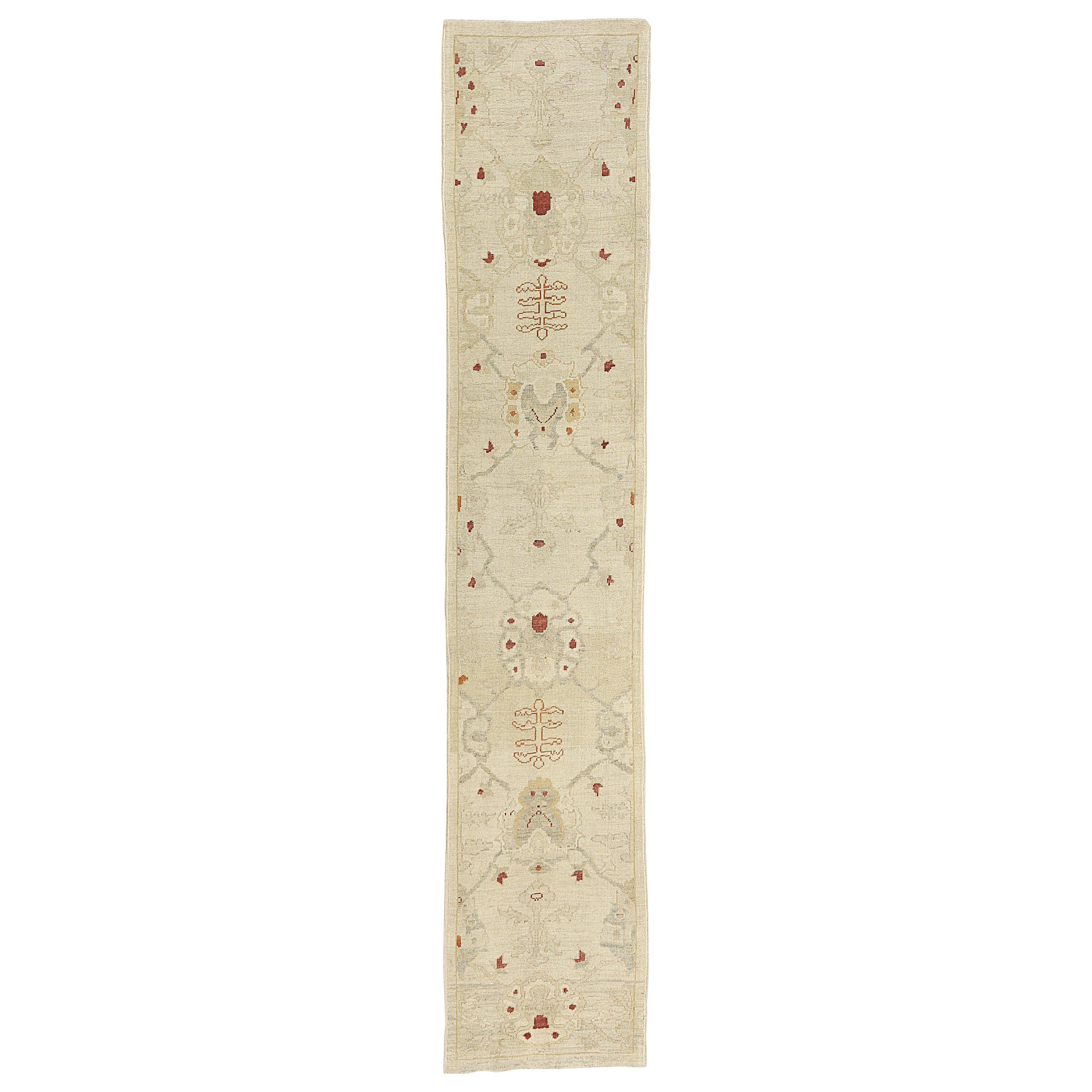 Tapis de couloir turc contemporain Oushak à motifs floraux rouges et gris