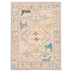 Tappeto turco contemporaneo in lana stile Oushak di colore beige con motivo artistico