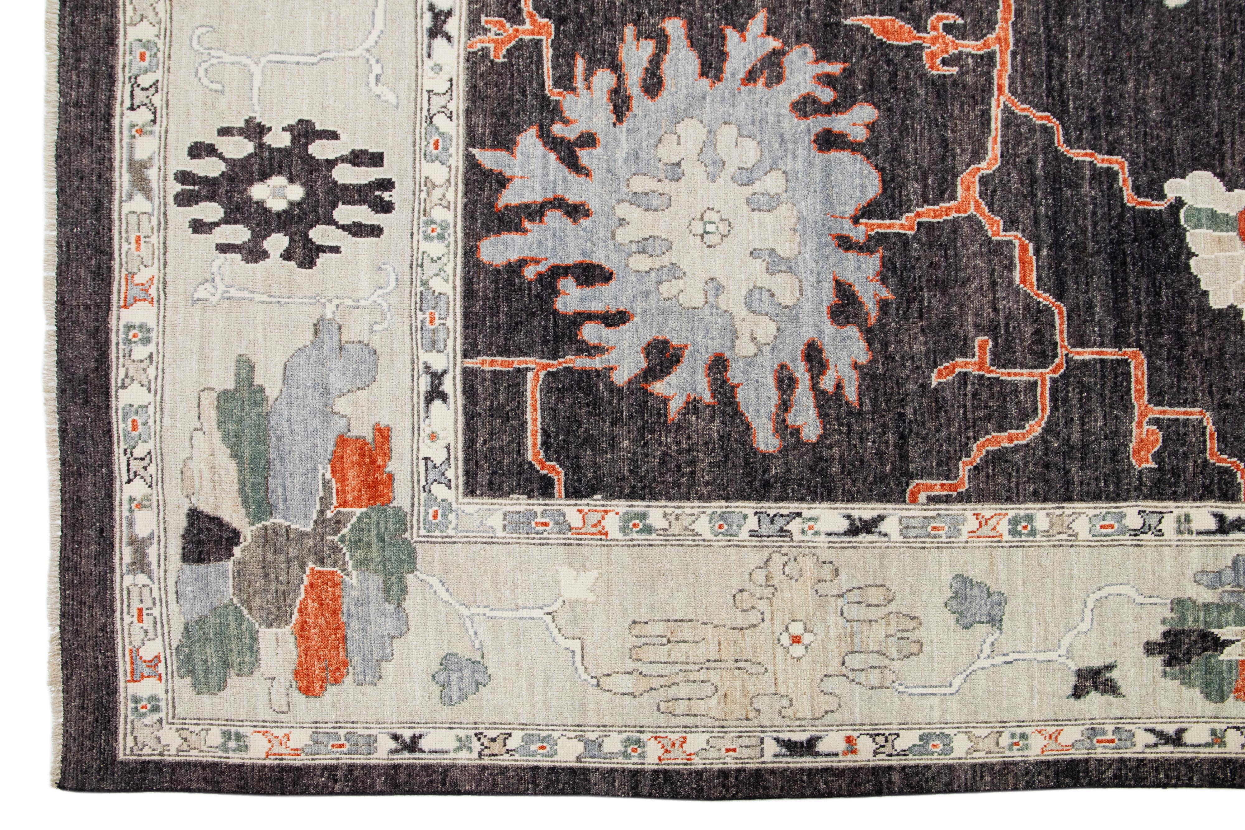 Contemporary Turkish Oushak Wool Rug In Charcoal Color With Artwork Pattern (21. Jahrhundert und zeitgenössisch) im Angebot
