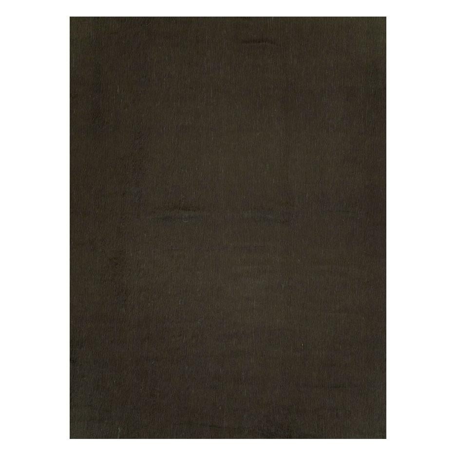 Ein moderner türkischer Mohair-Teppich in Zimmergröße mit dunkelbraunem bis schwarzem, langem und glänzendem Flor aus dem 21. Jahrhundert im Stil des Minimalismus. Er kann als Einzelstück oder als Grundlage für einen Lagenlook verwendet