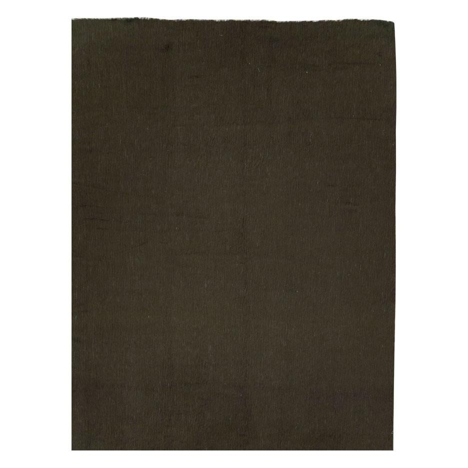Zeitgenössischer türkischer Teppich in Zimmergröße in dunkelbraunem bis schwarzem, minimalistischem Design (Minimalistisch) im Angebot