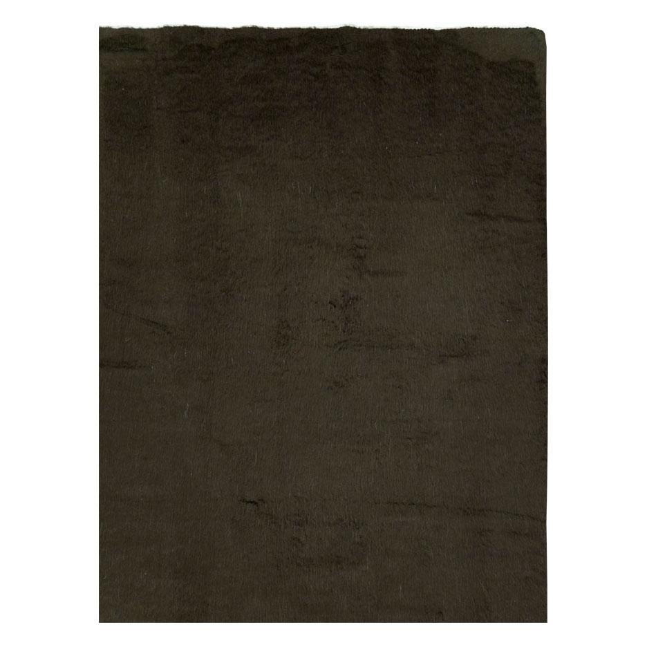 Zeitgenössischer türkischer Teppich in Zimmergröße in dunkelbraunem bis schwarzem, minimalistischem Design (Türkisch) im Angebot