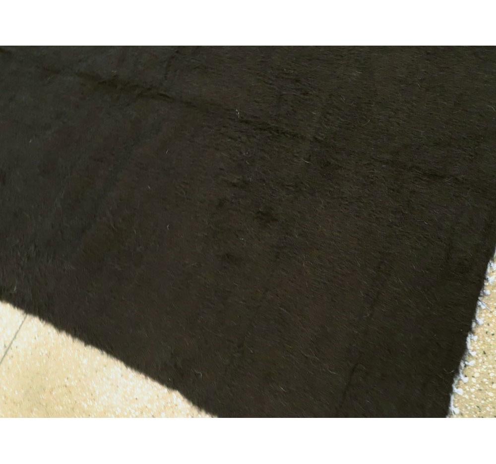 Zeitgenössischer türkischer Teppich in Zimmergröße in dunkelbraunem bis schwarzem, minimalistischem Design (21. Jahrhundert und zeitgenössisch) im Angebot