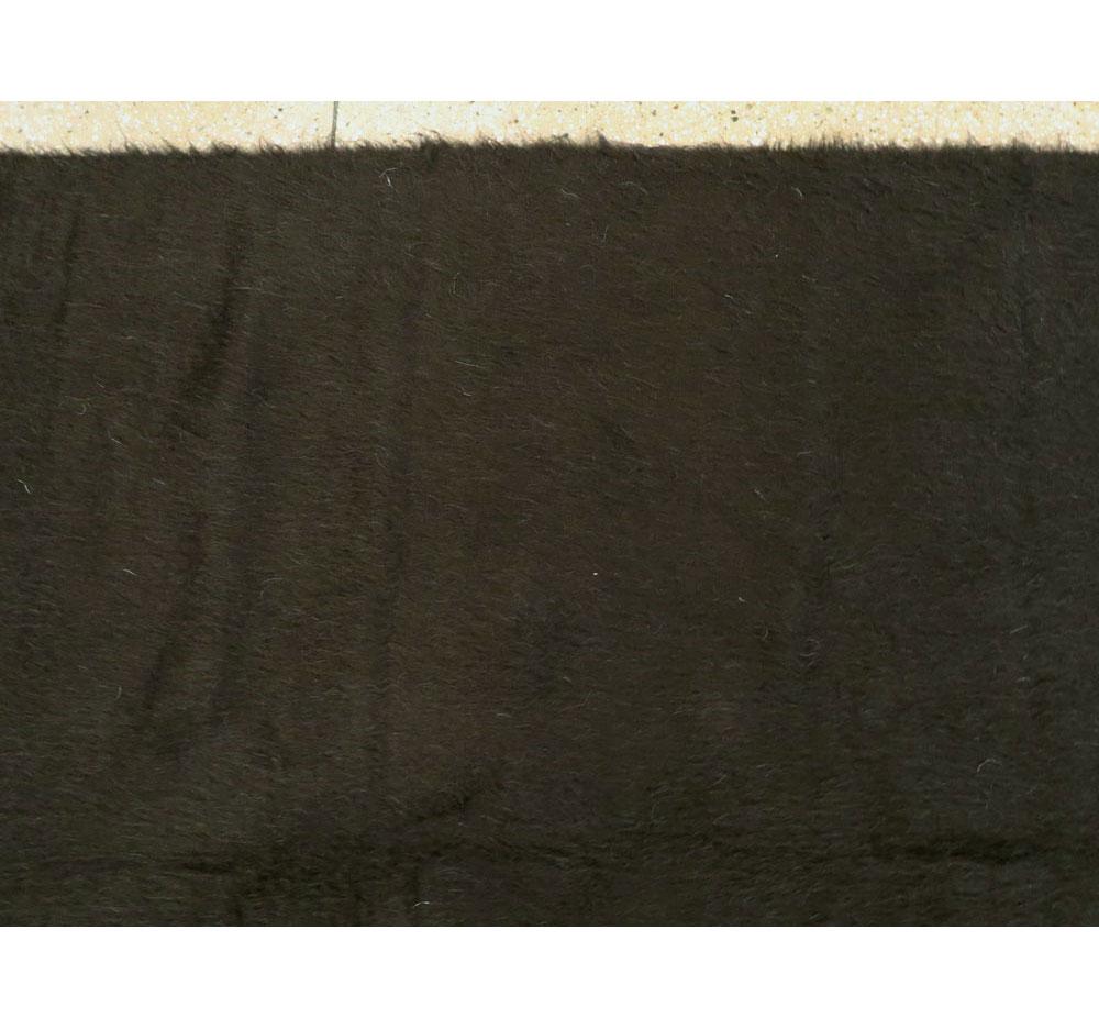Zeitgenössischer türkischer Teppich in Zimmergröße in dunkelbraunem bis schwarzem, minimalistischem Design (Mohairwolle) im Angebot