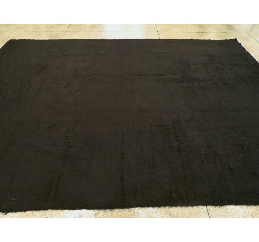 Zeitgenössischer türkischer Teppich in Zimmergröße in dunkelbraunem bis schwarzem, minimalistischem Design im Angebot 1