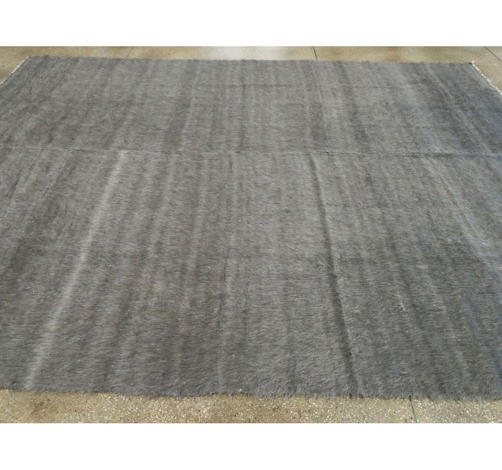 Zeitgenössischer türkischer Teppich in Zimmergröße in grauem, minimalistischem Design (Mohairwolle) im Angebot