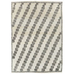 Tappeto turco contemporaneo in nero, bianco e beige per una stanza.
