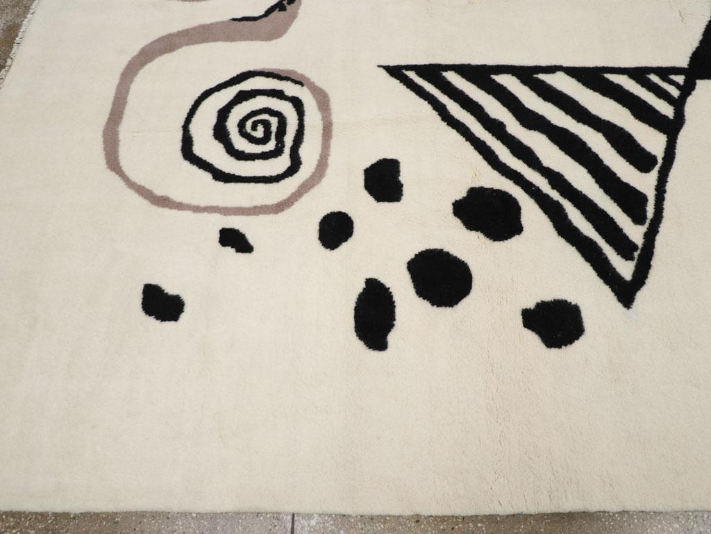 Annodato a mano Tappeto turco contemporaneo di dimensioni pari a quelle di una stanza nello stile di Alexander Calder in vendita