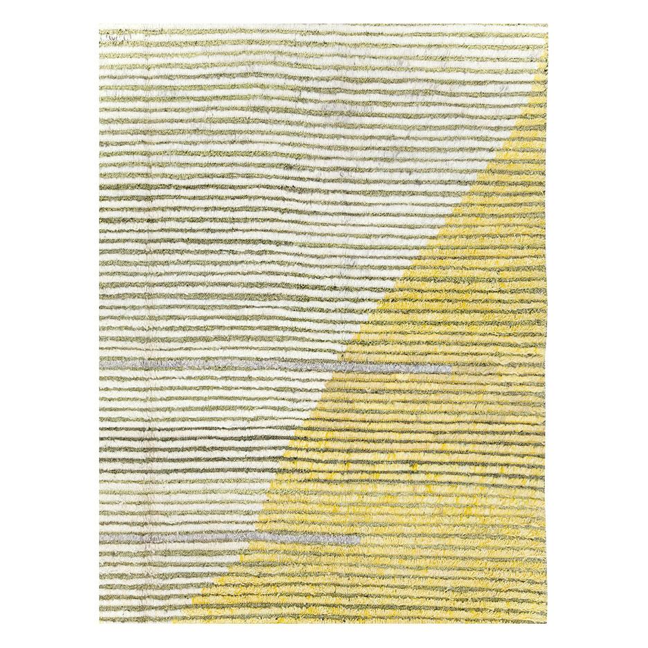 A modern Turkish room size carpet handmade during the 21st century with a contemporary striped pattern in white, yellow, and grey over a speckled green ground.

Measures: 8' 7