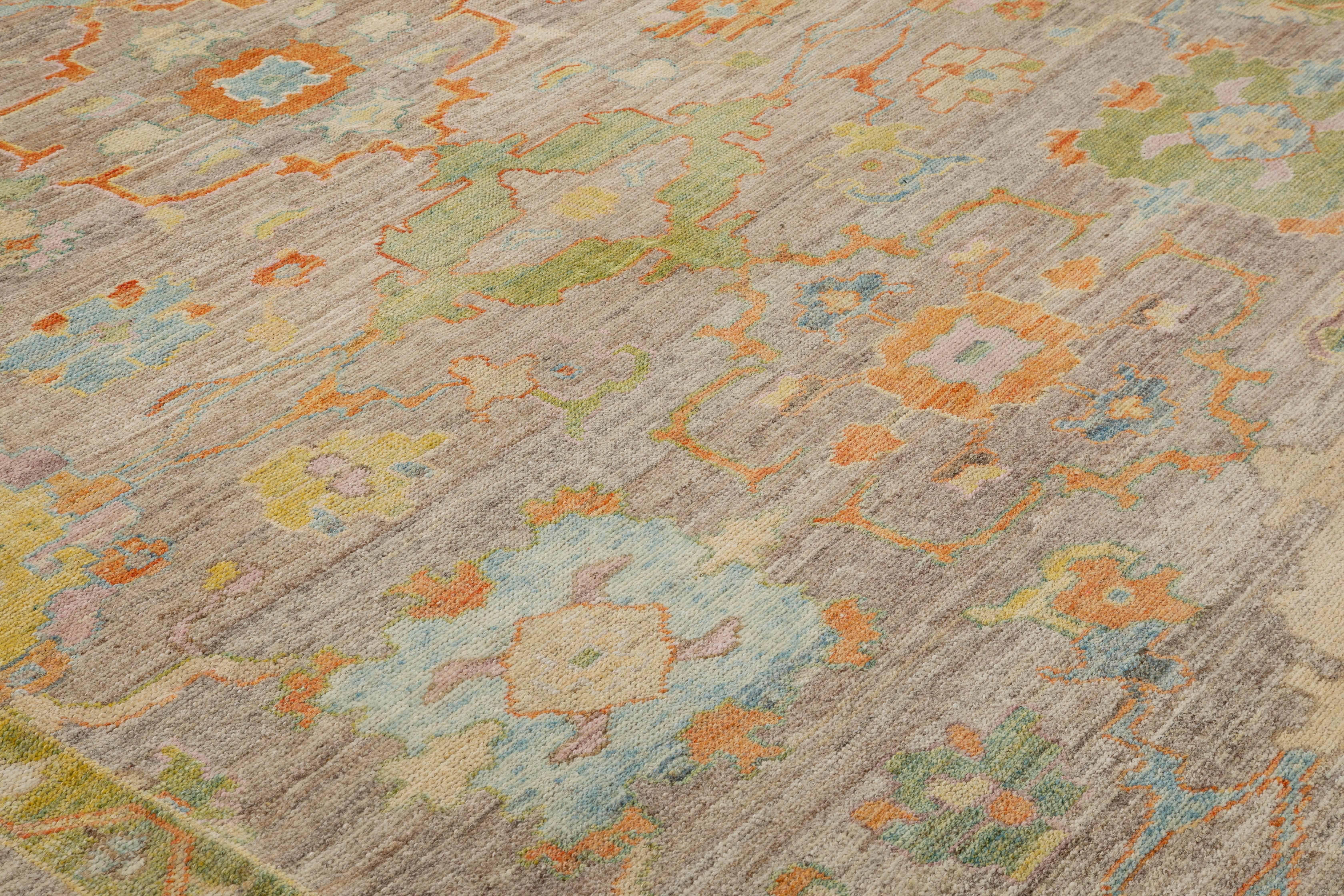 Alfombra turca contemporánea de tejido Oushak con detalles florales en tonos pastel Persa en venta