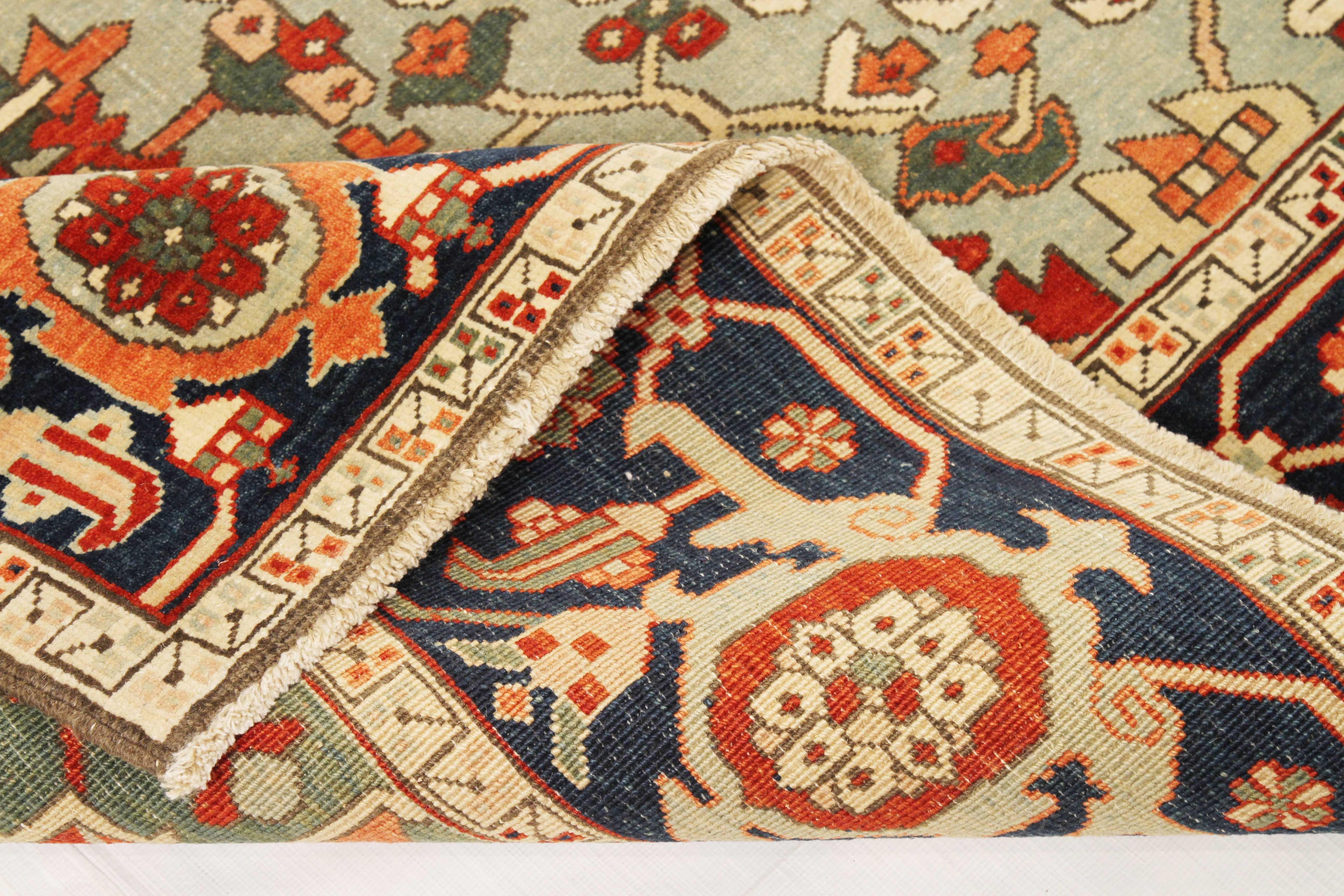 Zeitgenössischer türkischer Serapi-Teppich mit schwarzen und roten botanischen Details (Türkisch) im Angebot