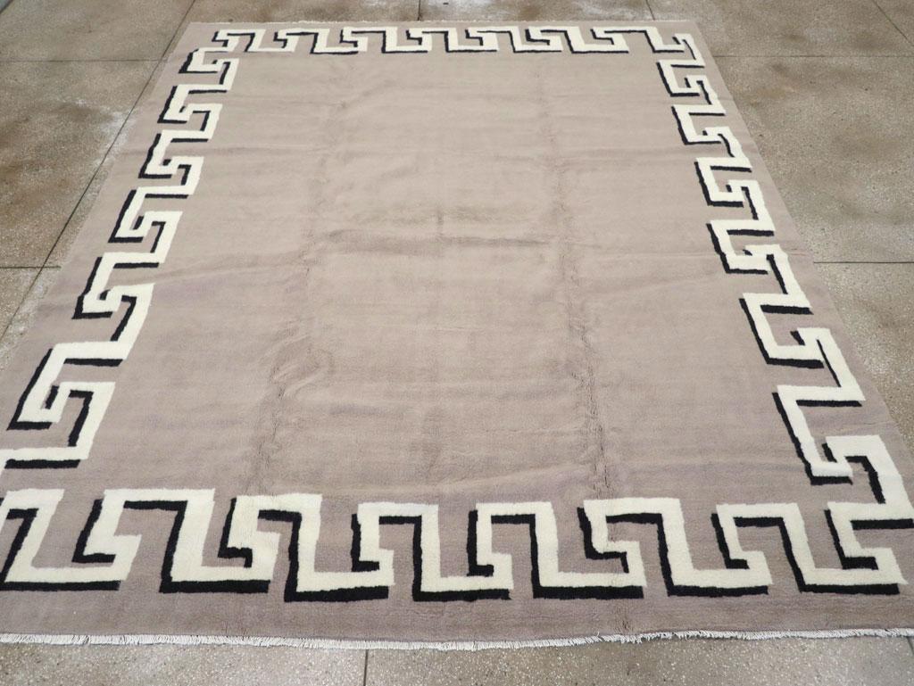 Un tappeto turco moderno di dimensioni quadrate realizzato a mano nel XXI secolo nello stile di Christian Berard.

Misure: 10' 0