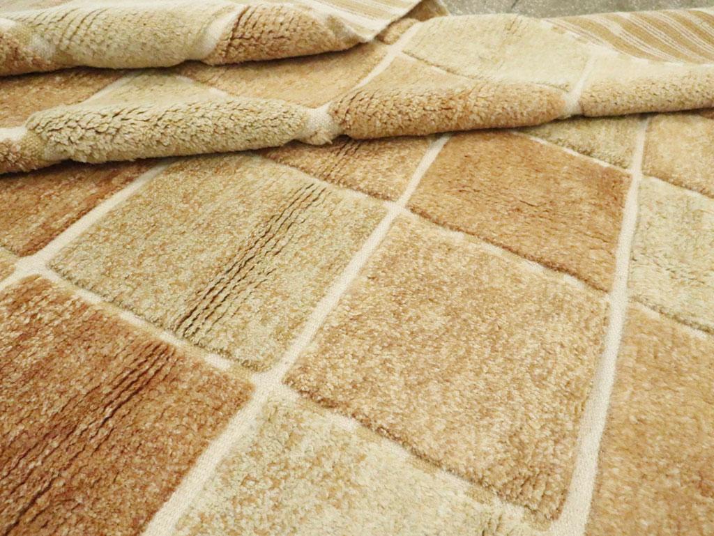 Zeitgenössischer türkischer quadratischer Teppich in Zimmergröße, inspiriert von schwedischen Teppichen im Angebot 2