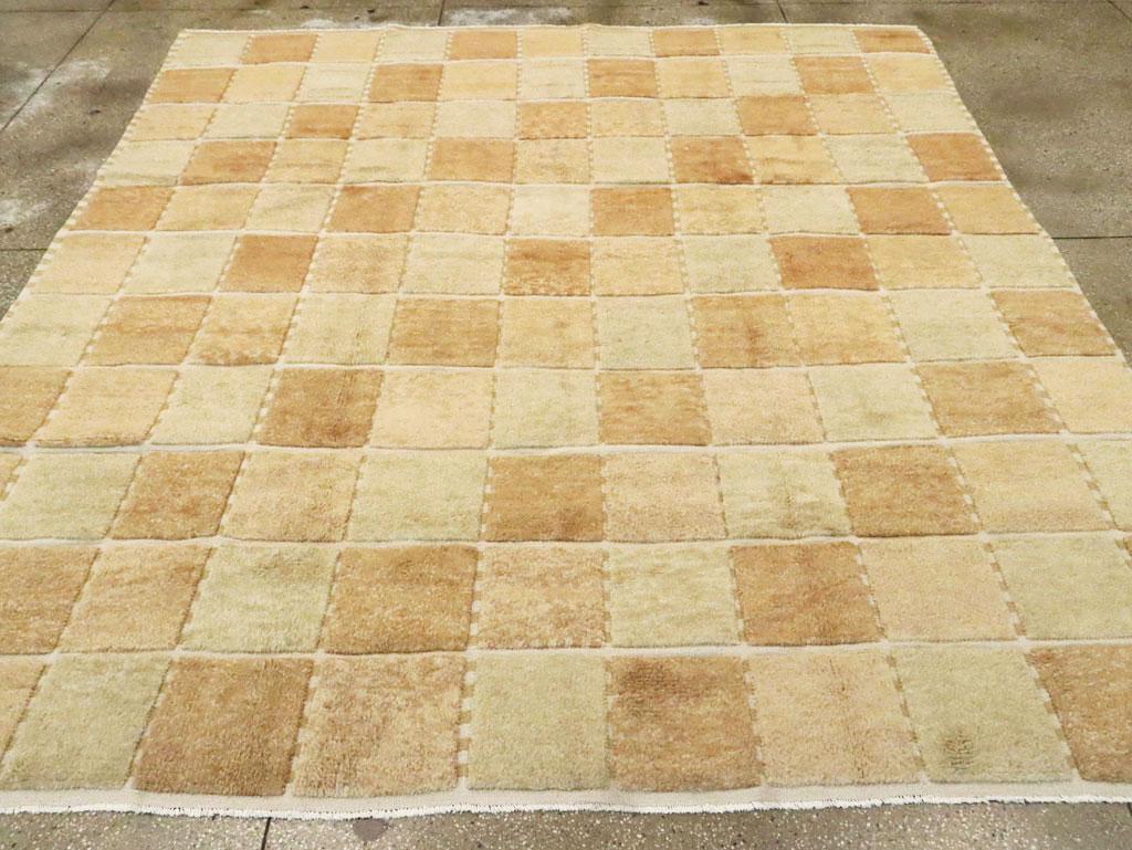 Zeitgenössischer türkischer quadratischer Teppich in Zimmergröße, inspiriert von schwedischen Teppichen (Türkisch) im Angebot