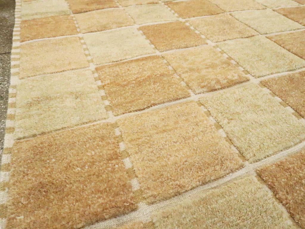 Zeitgenössischer türkischer quadratischer Teppich in Zimmergröße, inspiriert von schwedischen Teppichen (Handgeknüpft) im Angebot