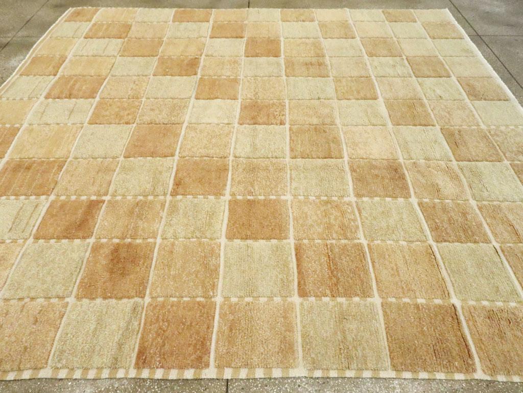 Zeitgenössischer türkischer quadratischer Teppich in Zimmergröße, inspiriert von schwedischen Teppichen im Zustand „Neu“ im Angebot in New York, NY