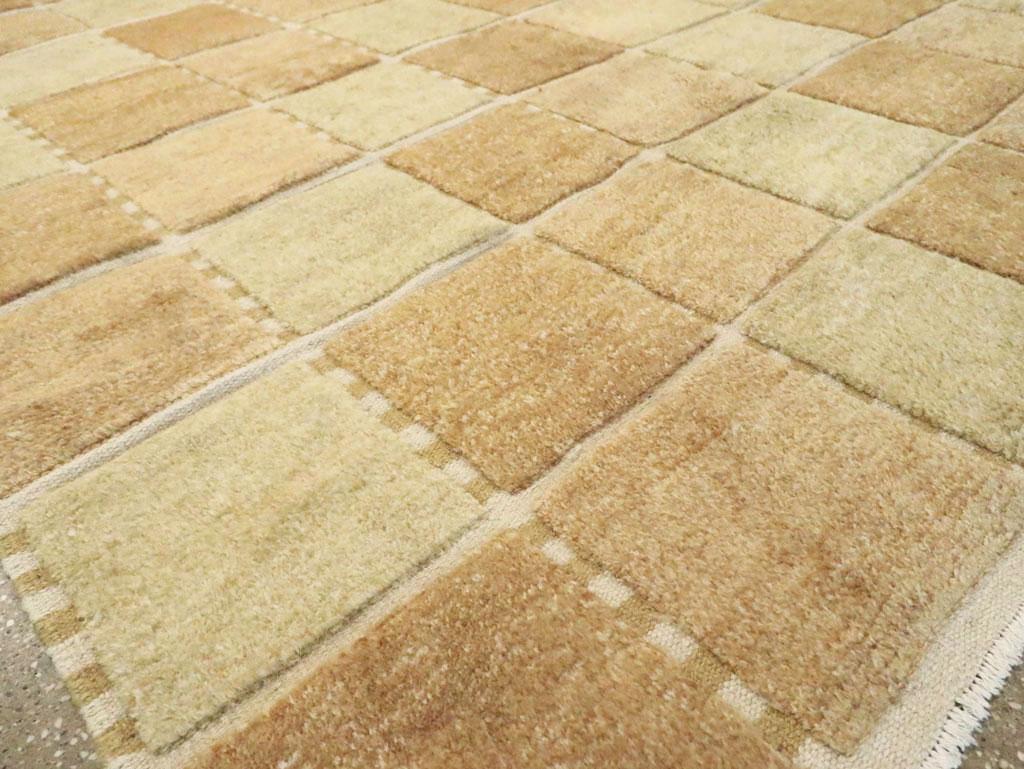 Zeitgenössischer türkischer quadratischer Teppich in Zimmergröße, inspiriert von schwedischen Teppichen (Wolle) im Angebot