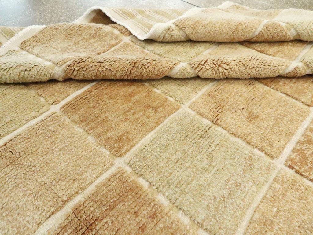 Zeitgenössischer türkischer quadratischer Teppich in Zimmergröße, inspiriert von schwedischen Teppichen im Angebot 1
