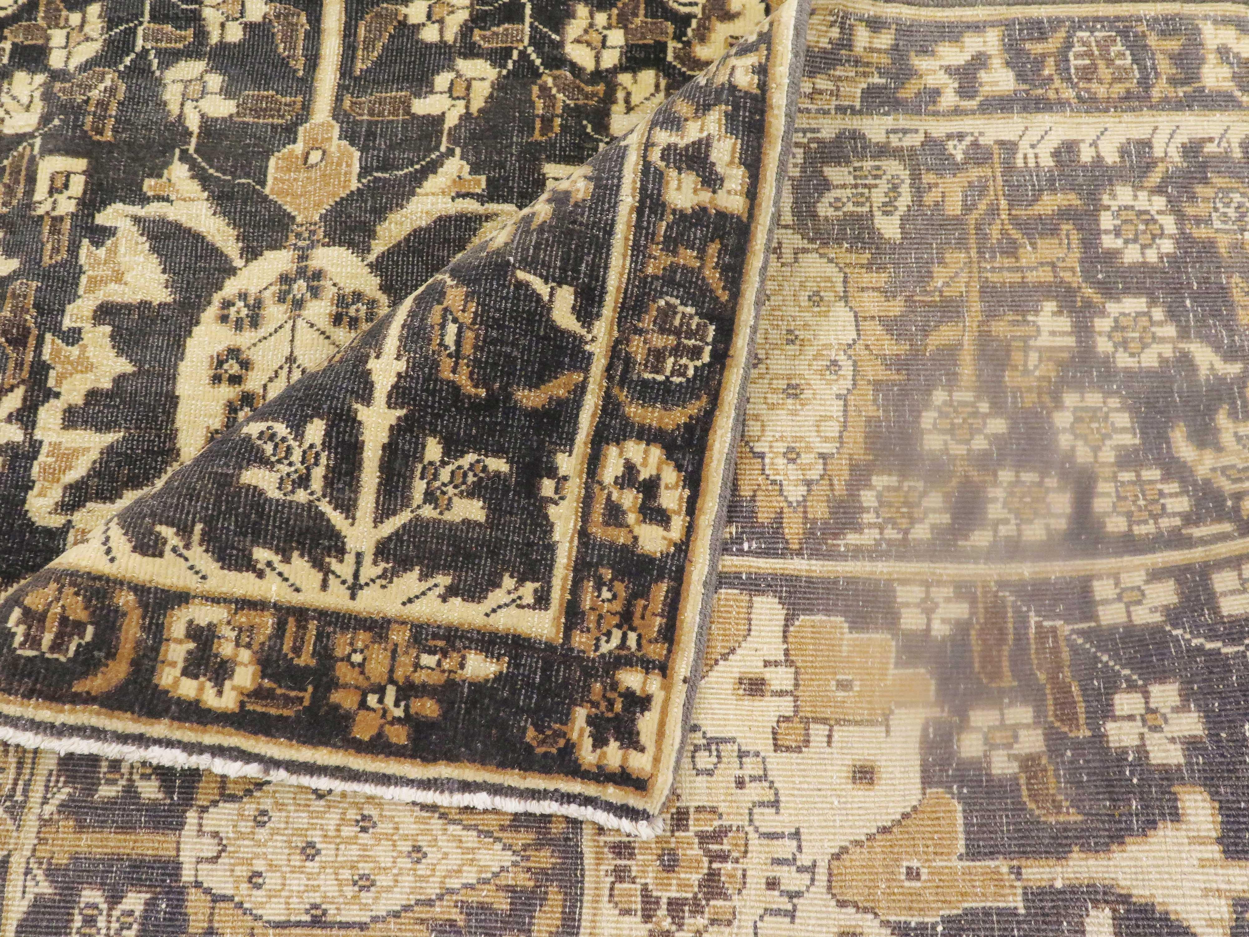 Zeitgenössischer türkischer Täbris-Teppich mit braunen und elfenbeinfarbenen Blumenmotiven auf schwarzem Feld (Türkisch) im Angebot