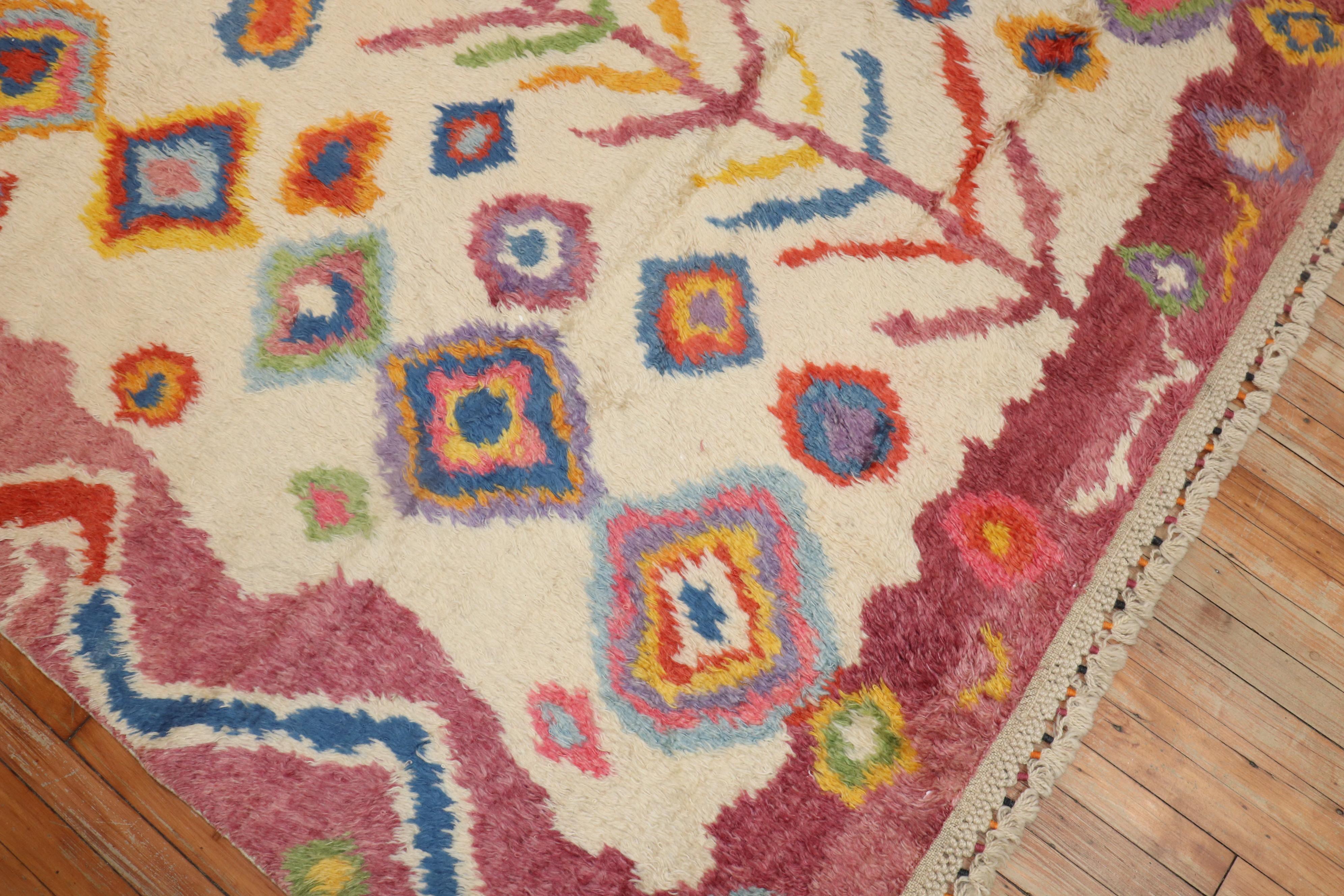 Einzigartiger türkischer Tulu-Wollteppich in kleiner Raumgröße aus dem frühen 21. Ein lustiger Teppich, mit dem man arbeiten kann.

Maße: 6'8'' x 9'9''.