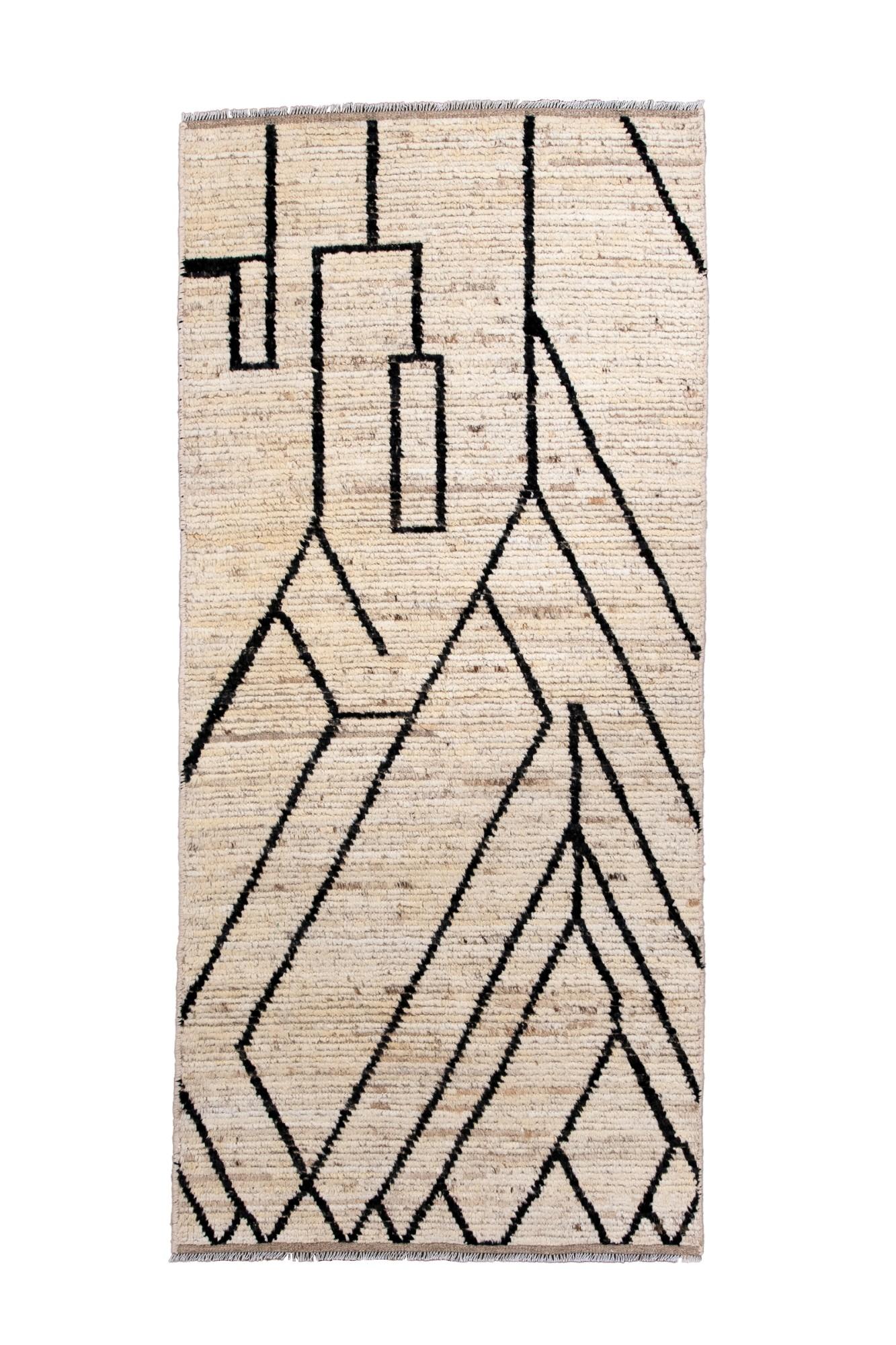 Dieser moderne Tulu-Teppich zeigt eine auffällige lineare Komposition kantiger schwarzer Formen vor einem sanft panaschierten cremefarbenen Feld. Die langflorige Wolle und die minimalistische Musterung verleihen dem Stück Wärme, Textur und eine