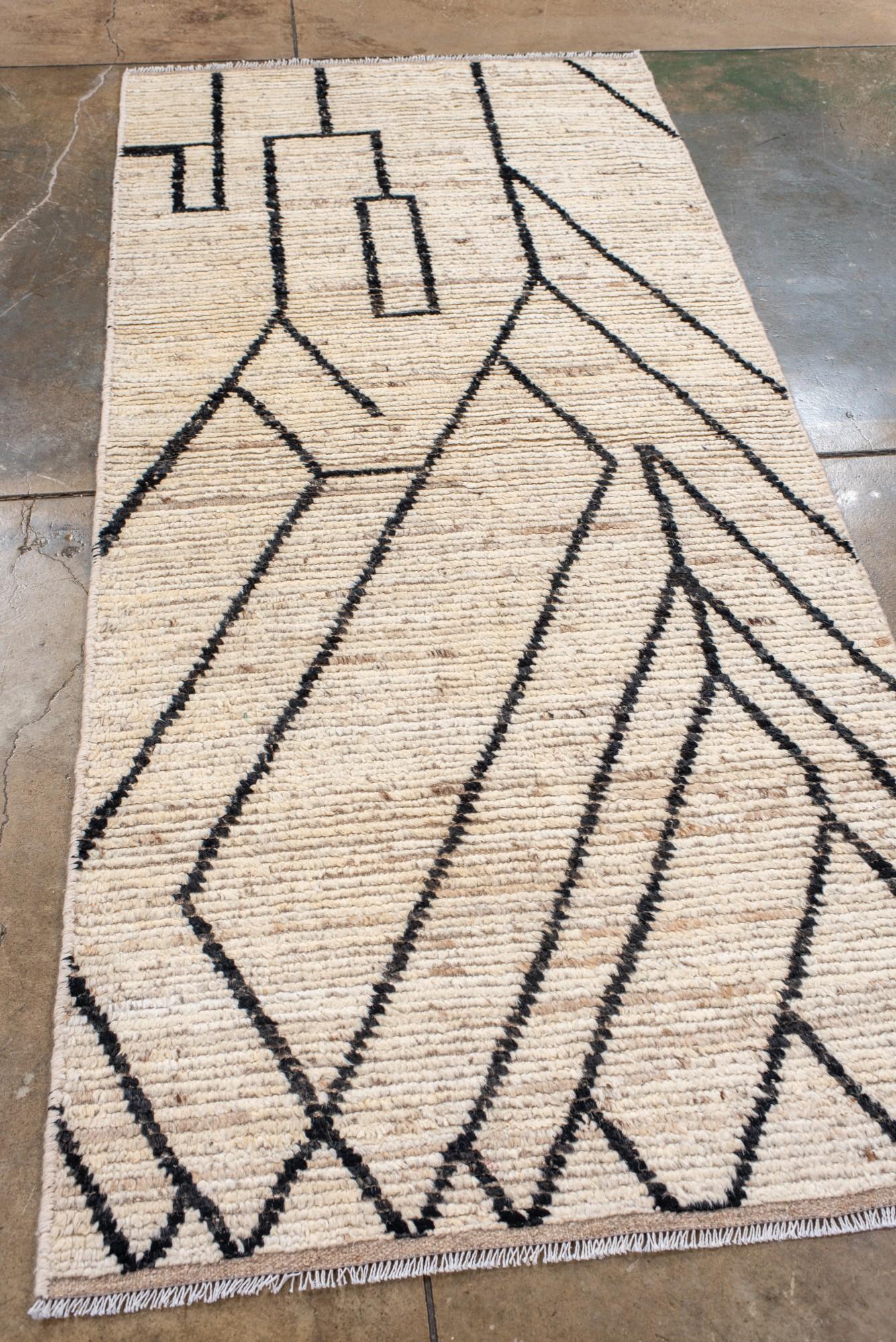 Contemporary Turkish Tulu Rug with Bold Geometric Linework (Türkisch) im Angebot