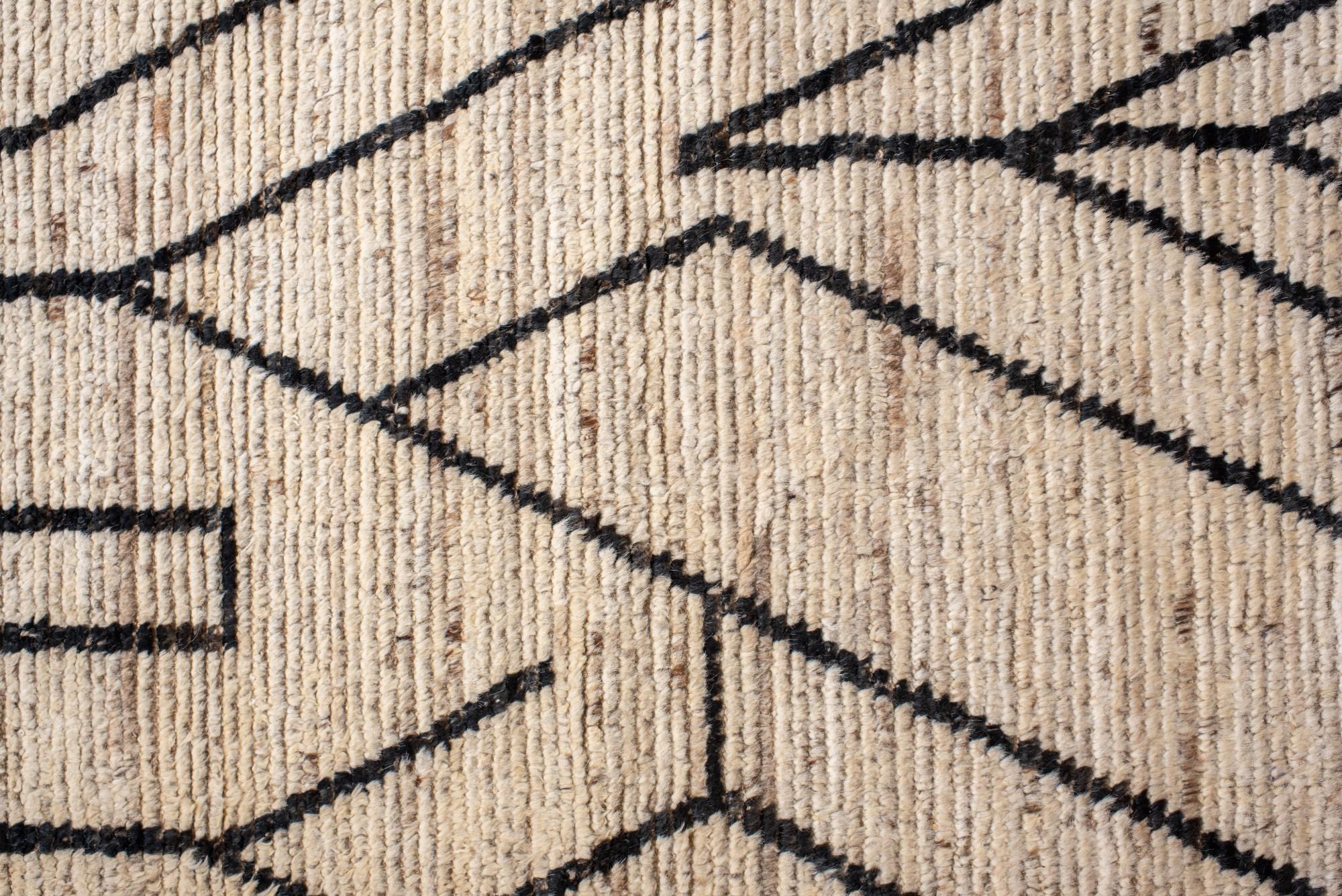 Contemporary Turkish Tulu Rug with Bold Geometric Linework (Handgeknüpft) im Angebot