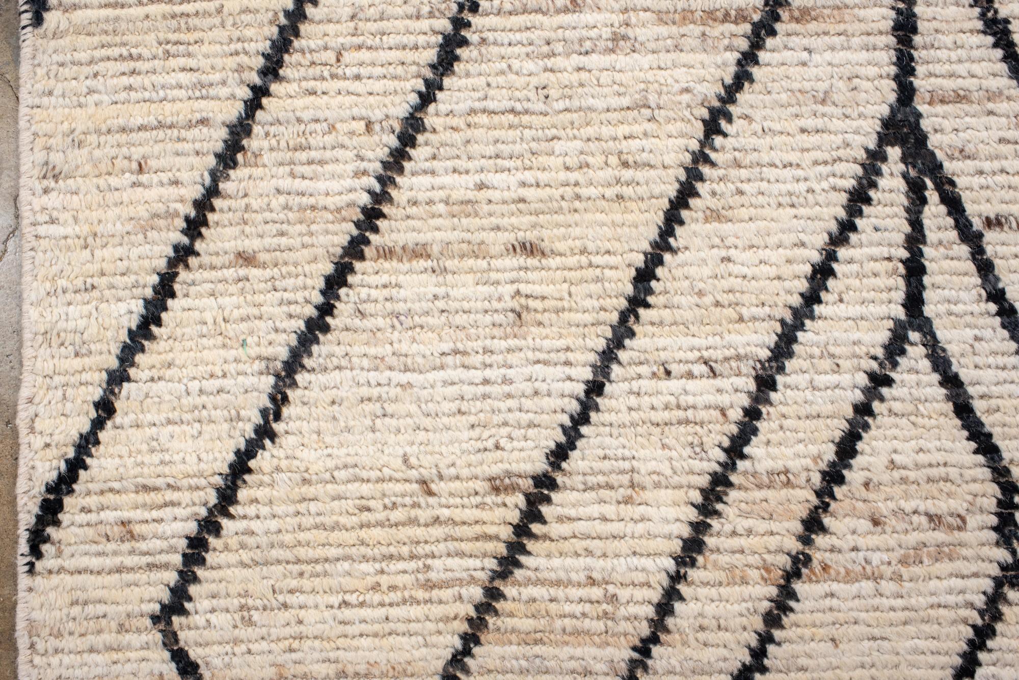 Contemporary Turkish Tulu Rug with Bold Geometric Linework im Zustand „Neu“ im Angebot in New York, NY