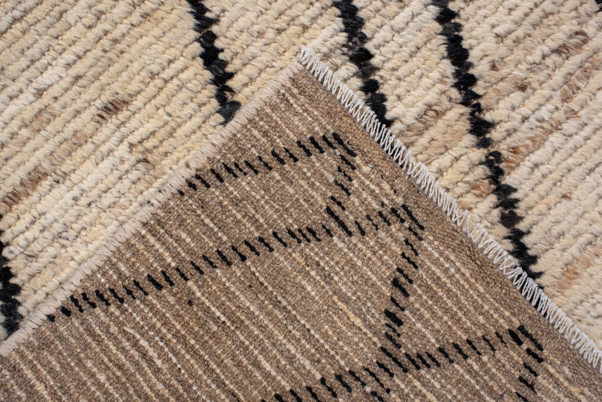 Contemporary Turkish Tulu Rug with Bold Geometric Linework (21. Jahrhundert und zeitgenössisch) im Angebot