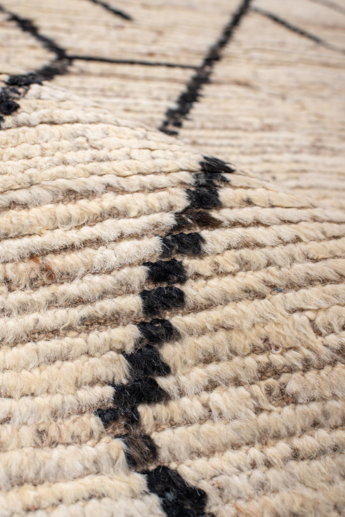 Contemporary Turkish Tulu Rug with Bold Geometric Linework (Wolle) im Angebot