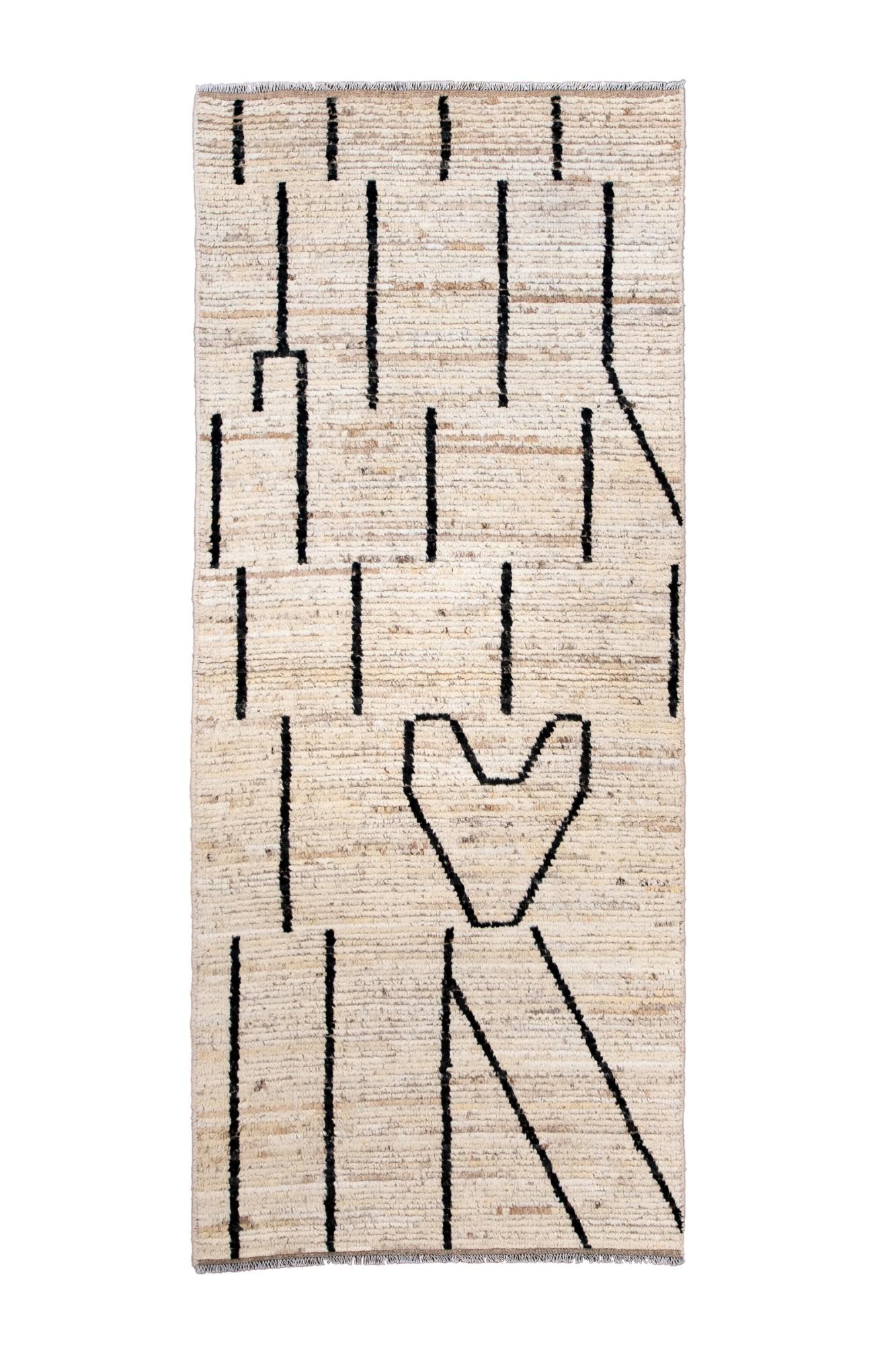 Dieser moderne Tulu-Teppich zeigt ein minimalistisches cremefarbenes Feld, das von grafischen schwarzen Linien und einem verspielten Herzmotiv unterbrochen wird. Die offene Komposition und die langflorige Wolle verleihen dem Stück eine warme,