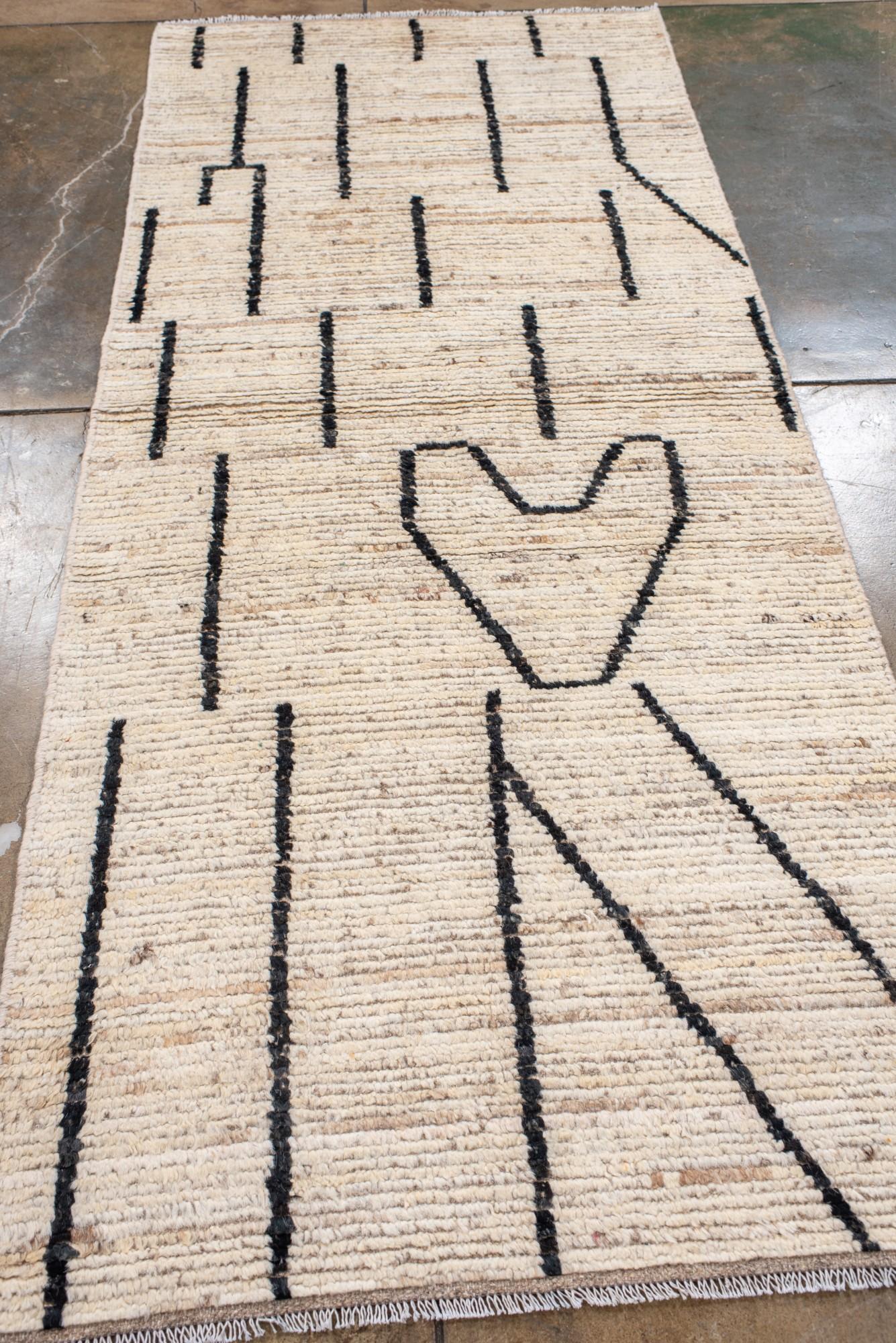 Zeitgenössischer türkischer Tulu-Teppich mit modernem Linear- und Herzmotiv (Türkisch) im Angebot