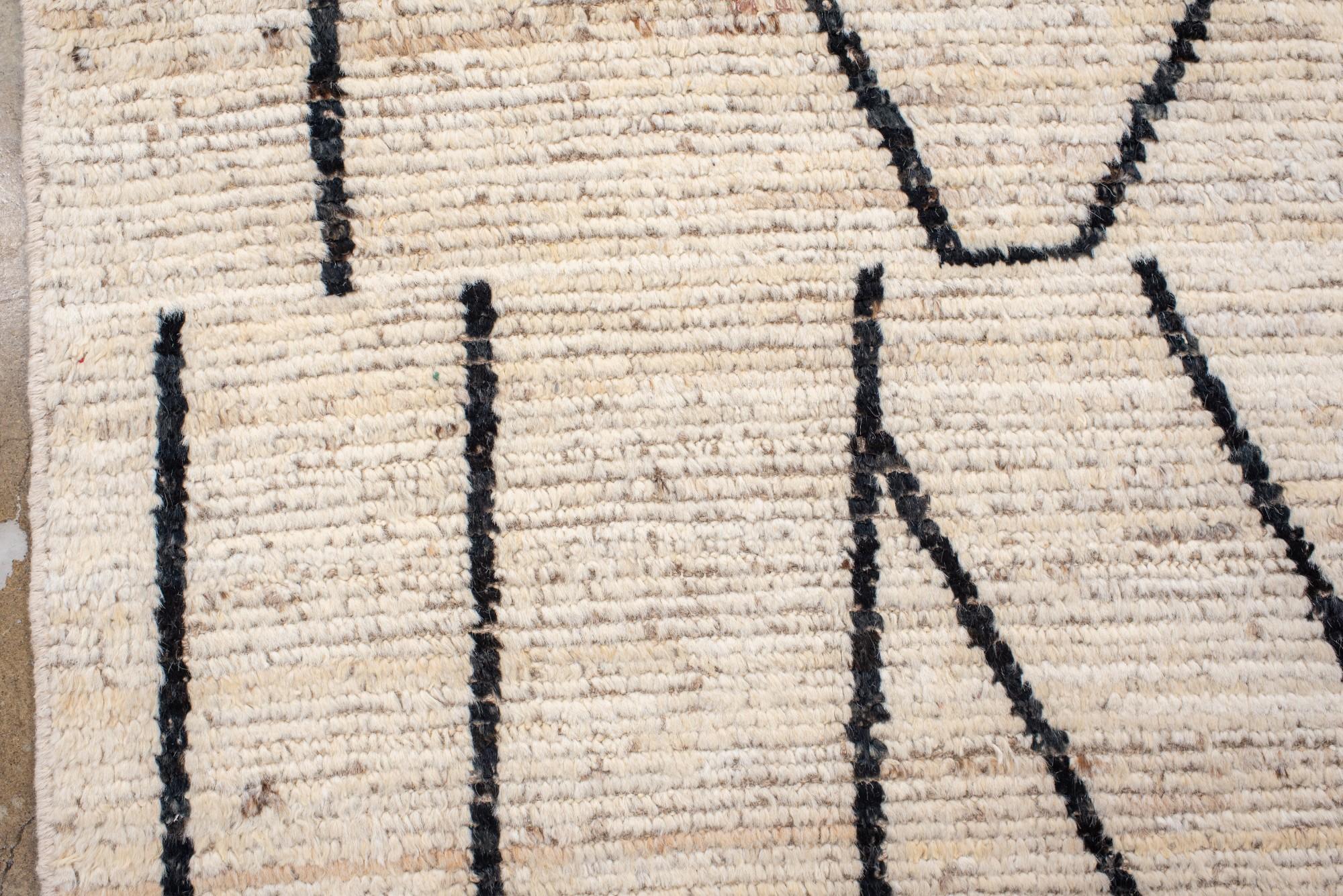 Zeitgenössischer türkischer Tulu-Teppich mit modernem Linear- und Herzmotiv im Zustand „Neu“ im Angebot in New York, NY