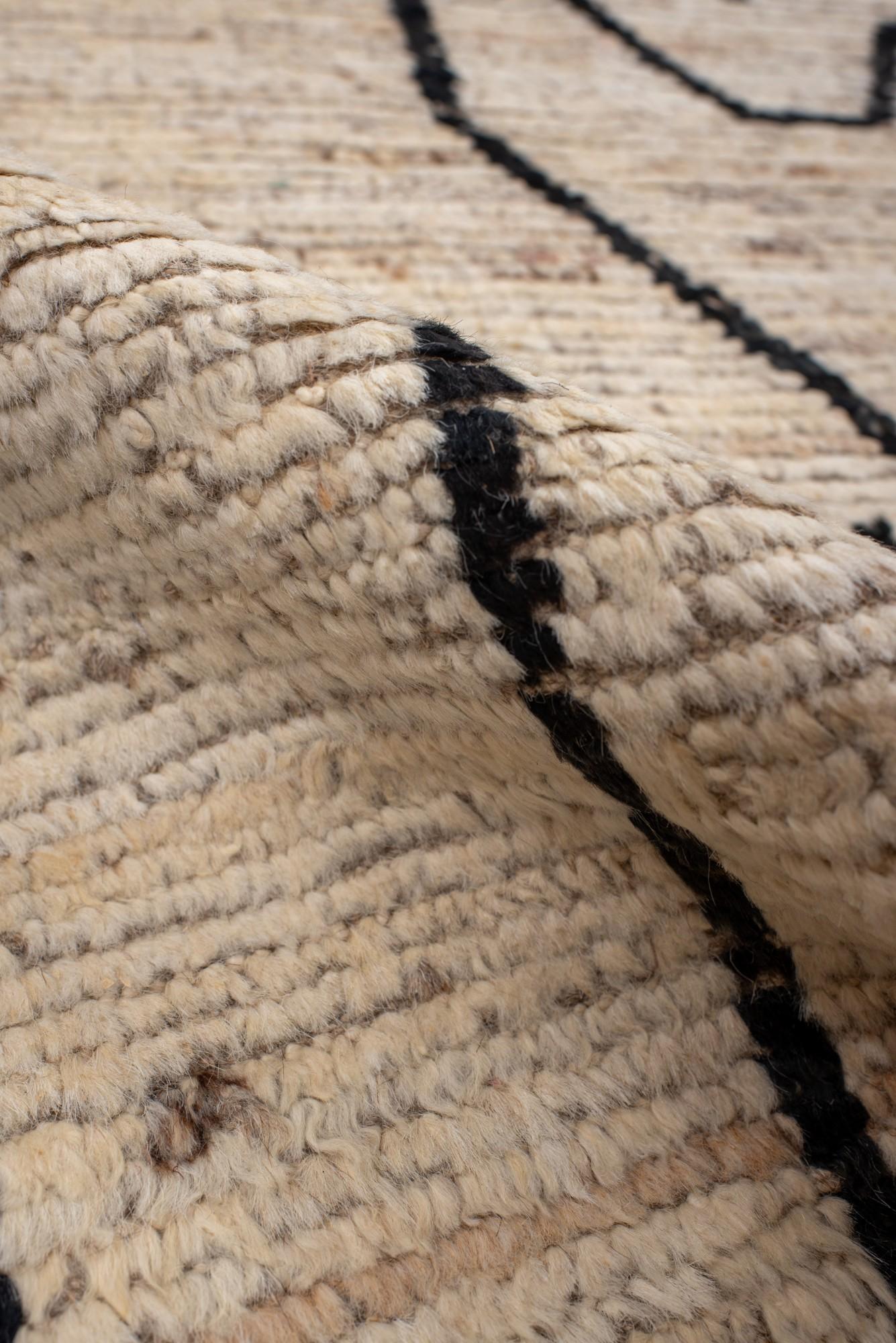 Zeitgenössischer türkischer Tulu-Teppich mit modernem Linear- und Herzmotiv (Wolle) im Angebot