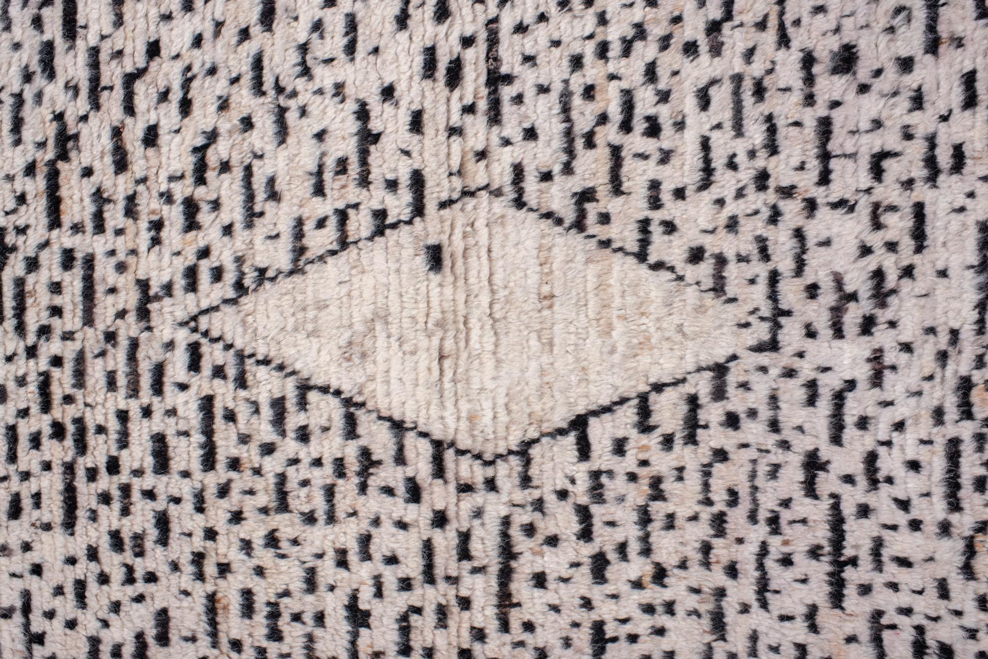 Annodato a mano Contemporary Turkish Tulu Runner with Diamond Motif in vendita