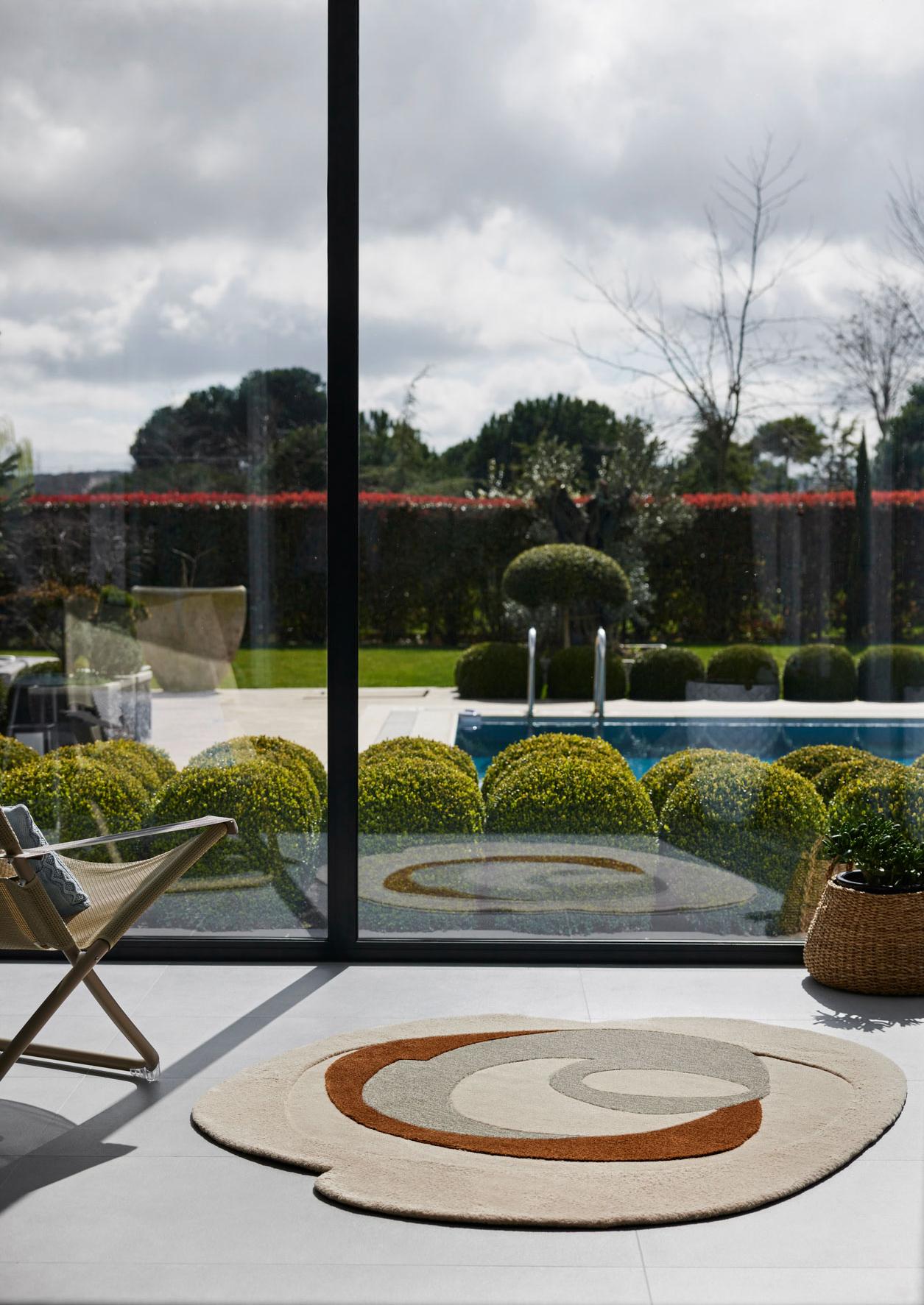 La Collection S est créée par le Studio Marmi, un studio de design primé basé à Istanbul et à Los Angeles.

Le tapis Ki No1 allie harmonieusement formes audacieuses et matériaux naturels, créant un design sophistiqué et intemporel qui s'inspire des