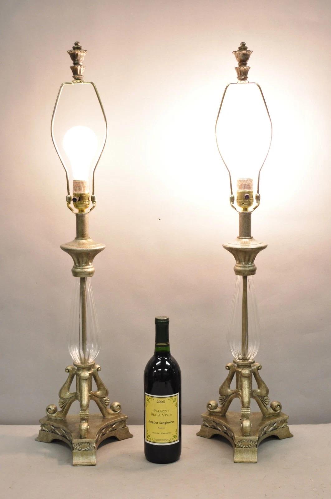 Lampes de table contemporaines en verre et résine de style toscan méditerranéen, fabriquées en Chine - une paire. Circa Late 20th Century. Dimensions : 32,5