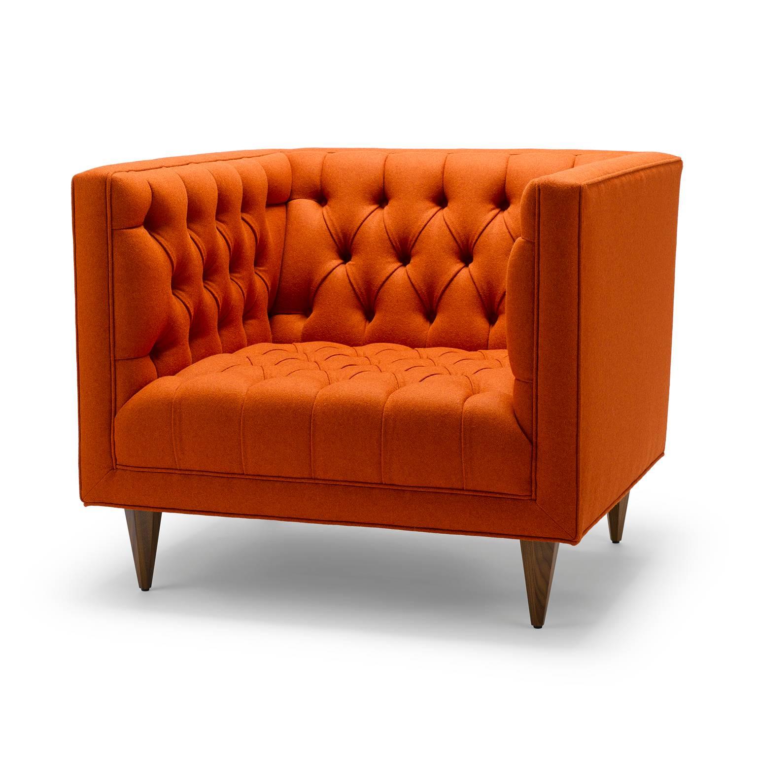 Der Tux Chair ist unsere moderne Interpretation des klassischen Chesterfield. Die tiefe Knopfleiste und die maßgeschneiderten Details machen dieses Stück zu einem persönlichen Favoriten. Hier abgebildet in Moon Melton Earth Fire gepolstert, mit