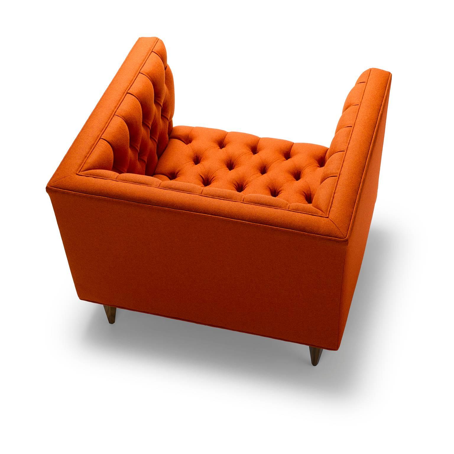 Zeitgenössischer Tux-Stuhl aus Moon Melton Earth Fire Wolle mit Beinen aus Nussbaumholz (Moderne) im Angebot